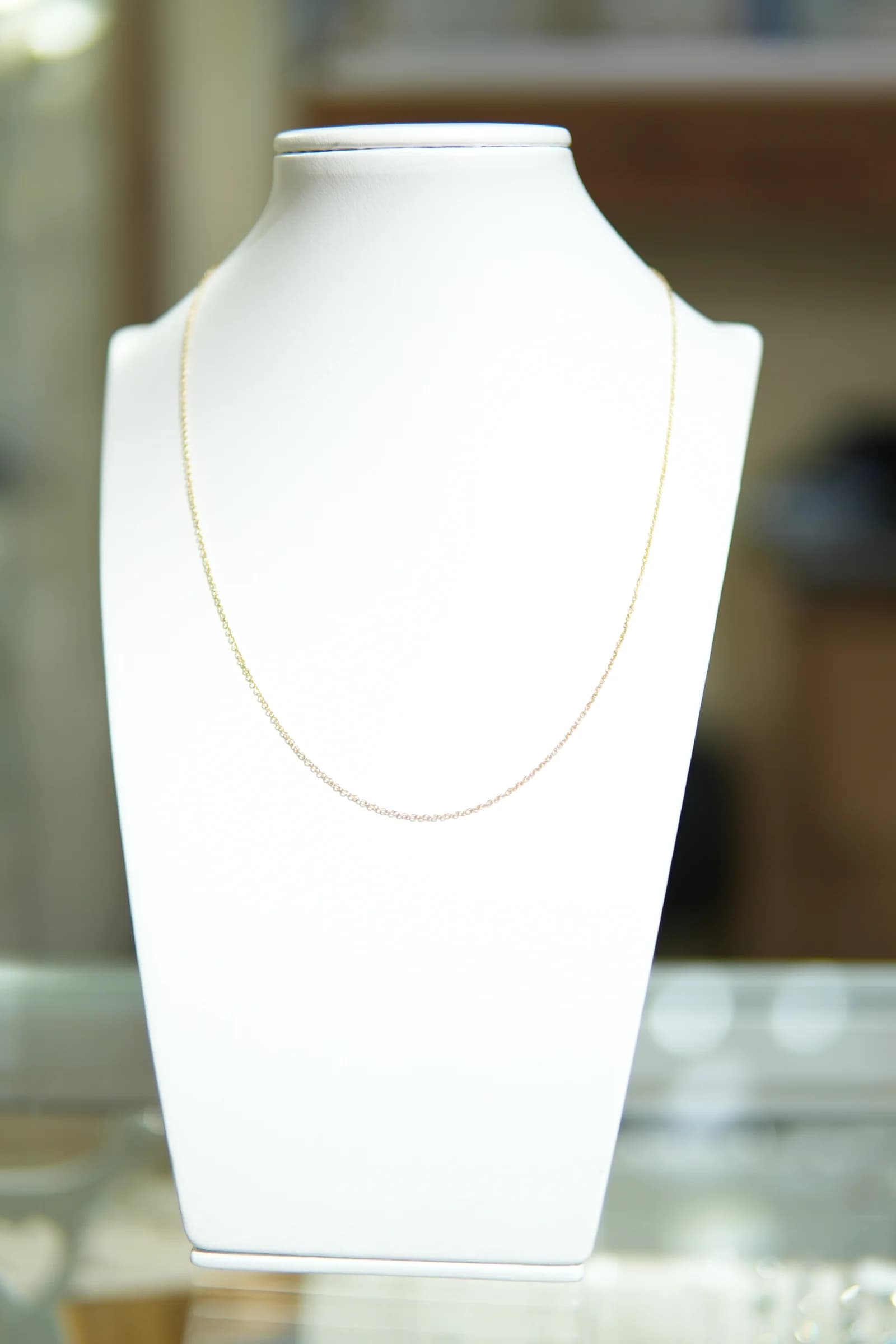Cadena ultrafina de perfil liso en oro amarillo 18k — vista 1