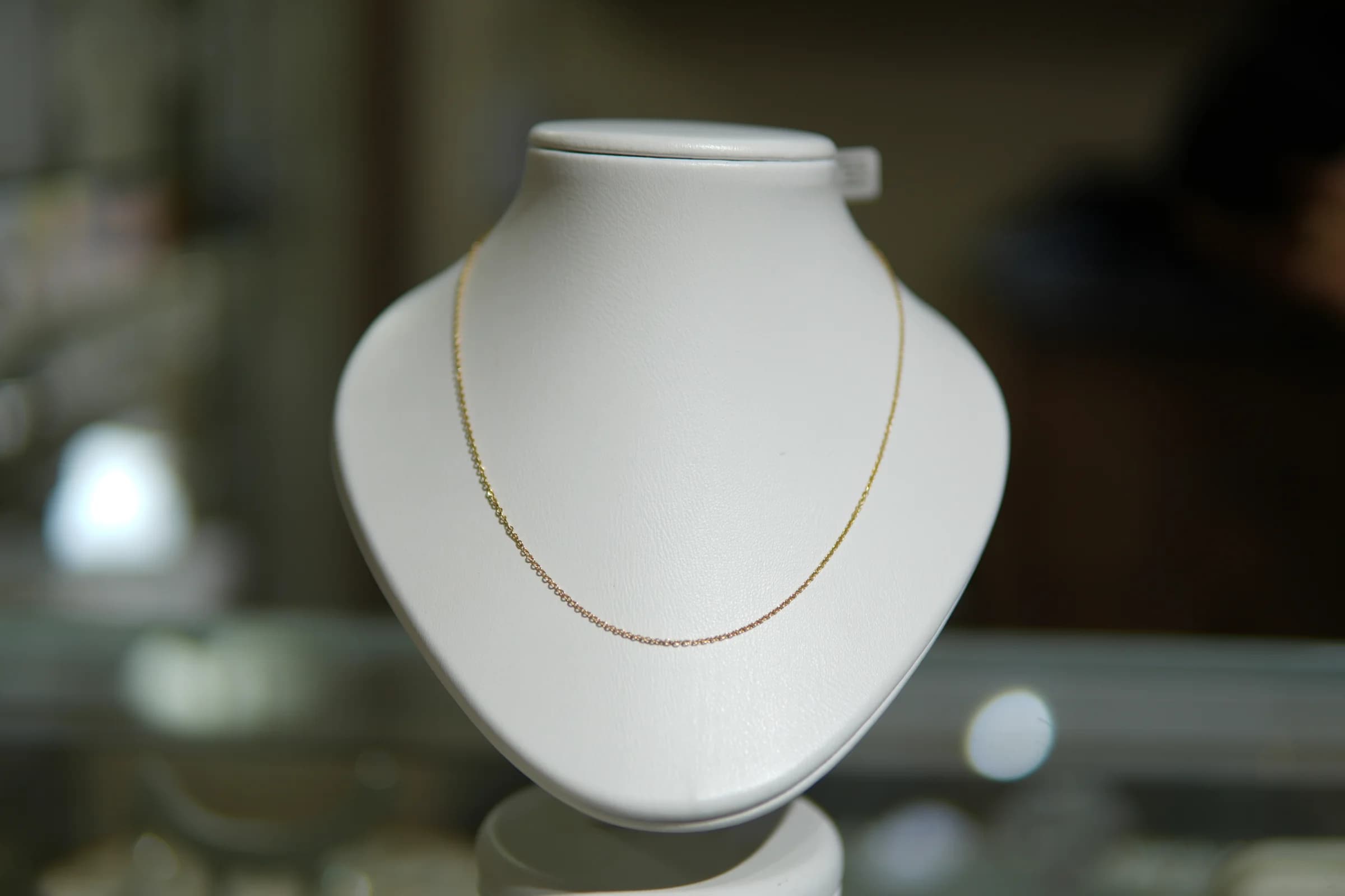 Cadena ultrafina de perfil liso en oro amarillo 18k — vista 2
