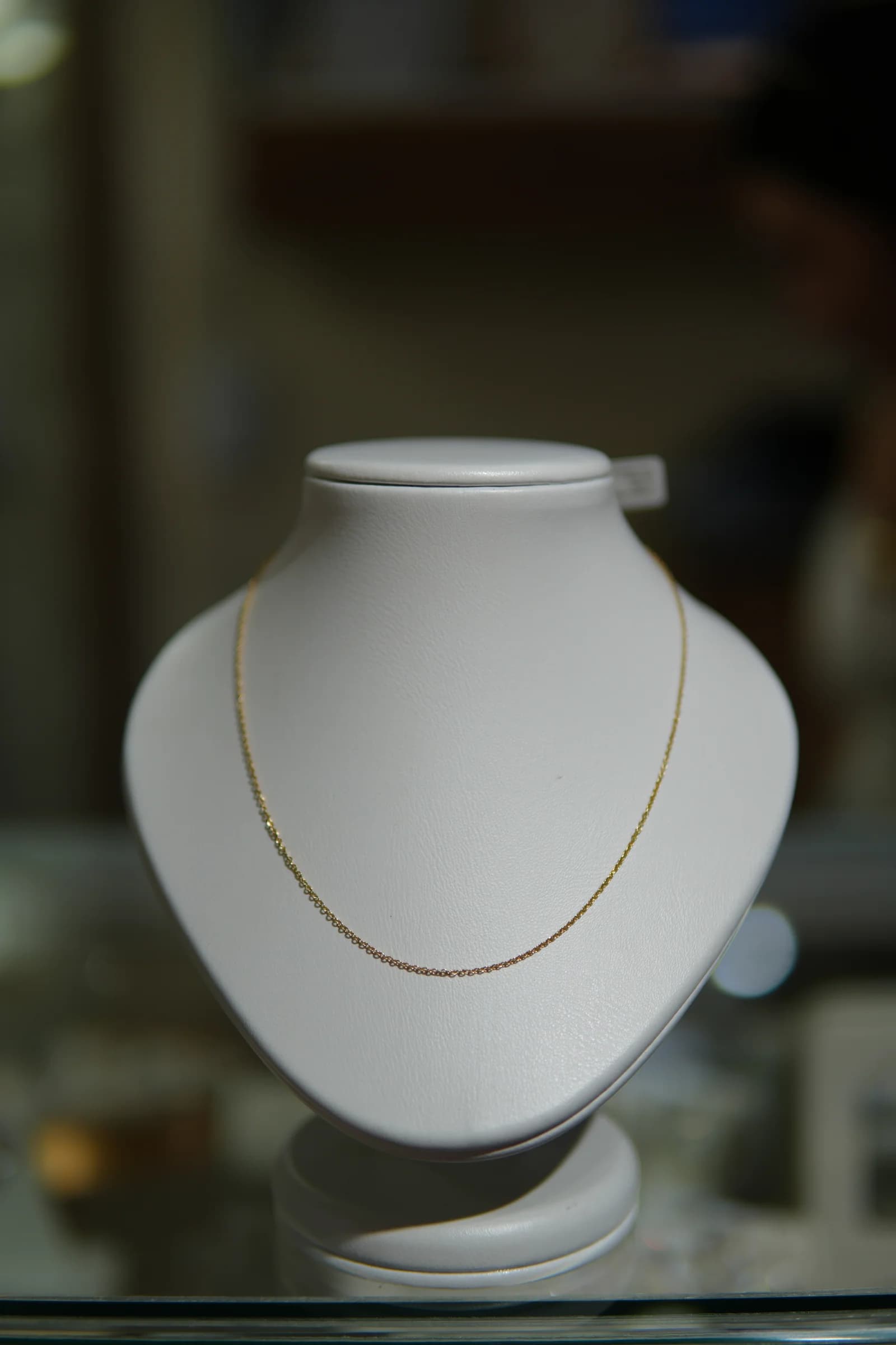 Cadena ultrafina de perfil liso en oro amarillo 18k — vista 3