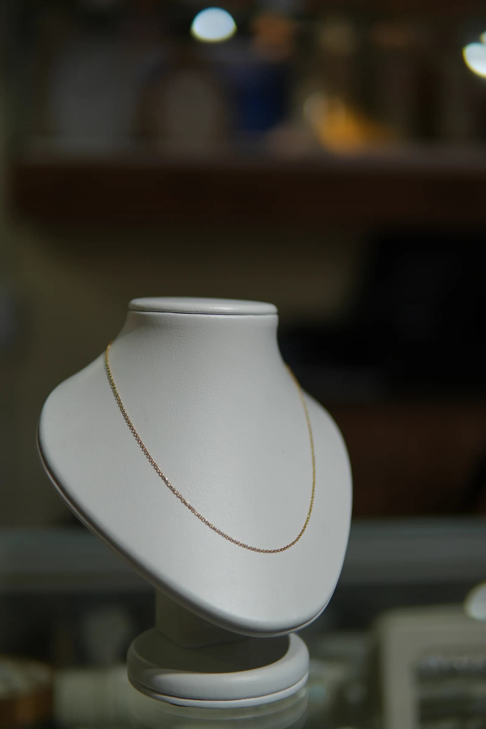 Cadena ultrafina de perfil liso en oro amarillo 18k — vista 4