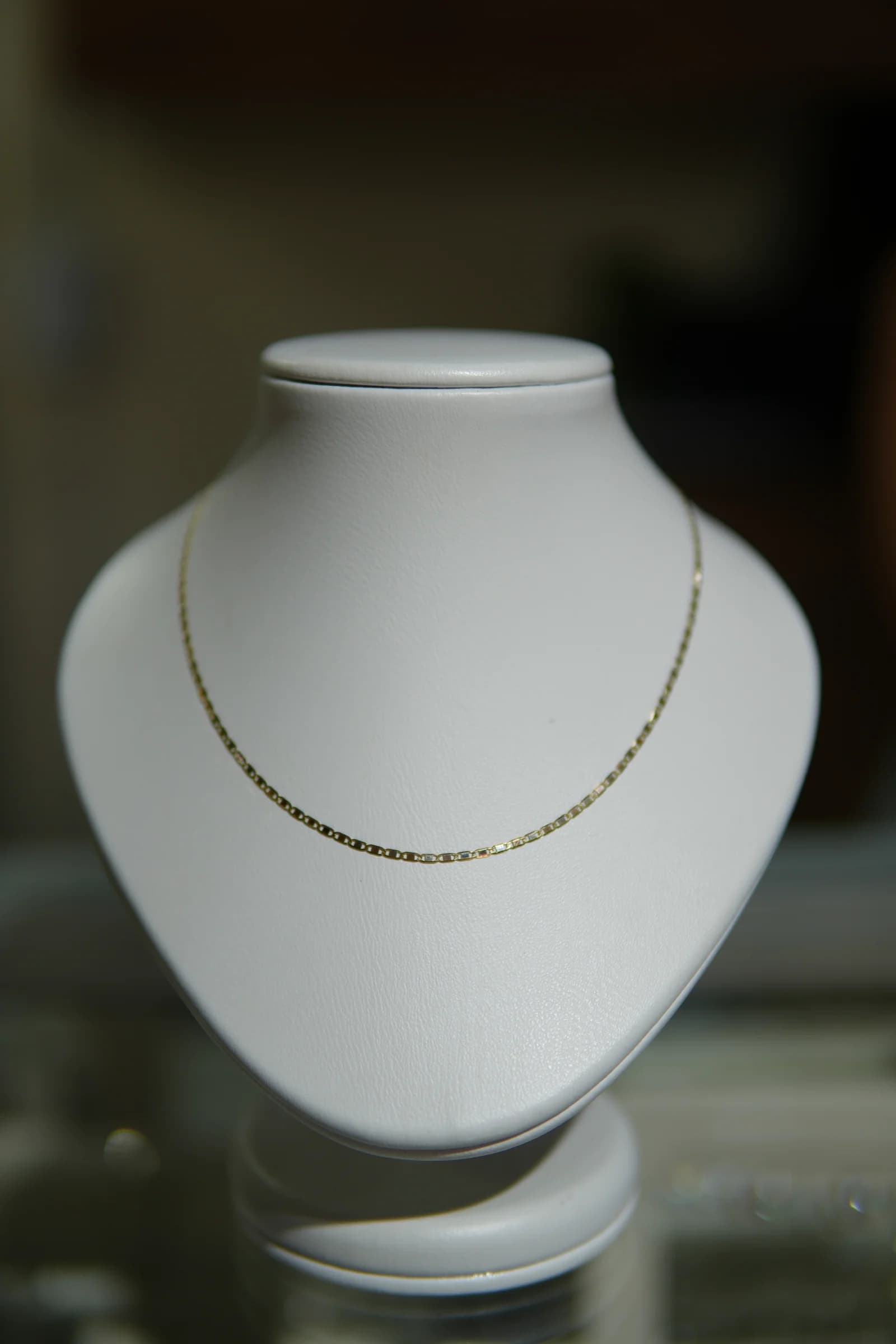Cadena fina de eslabón compacto en oro amarillo 18k — vista 2