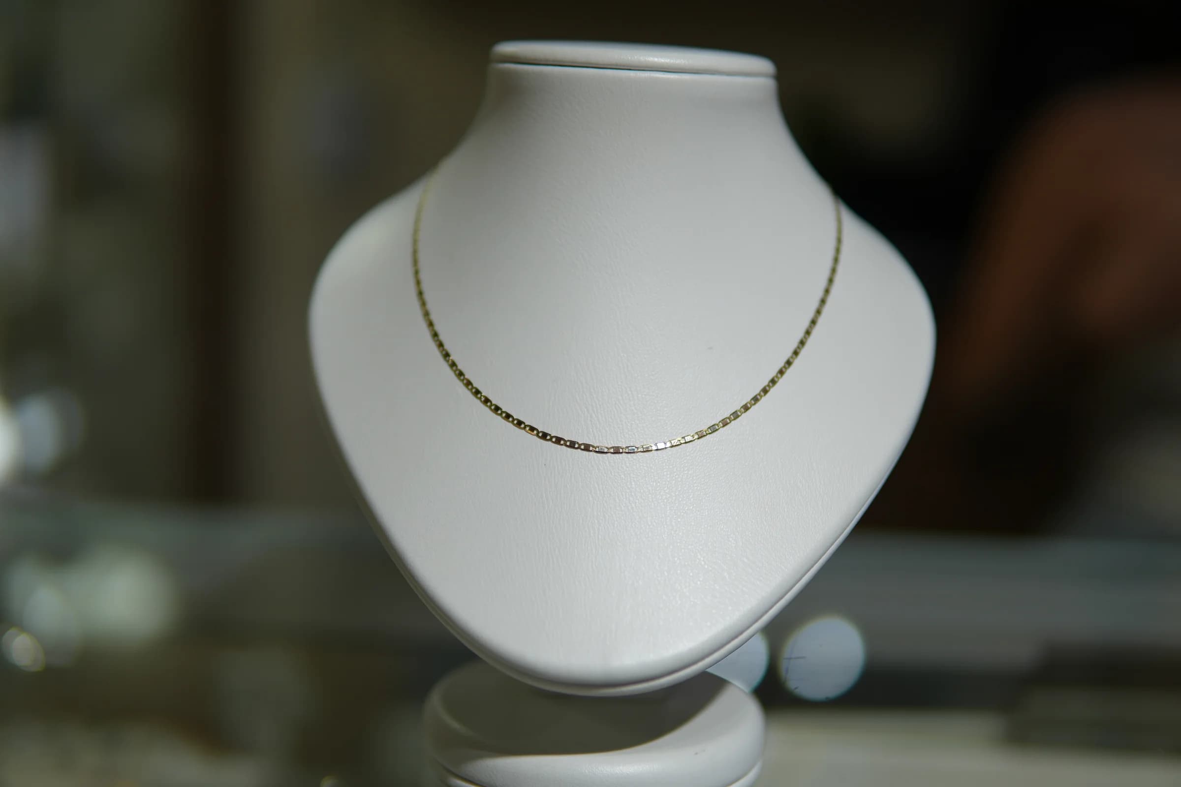 Cadena fina de eslabón compacto en oro amarillo 18k — vista 3