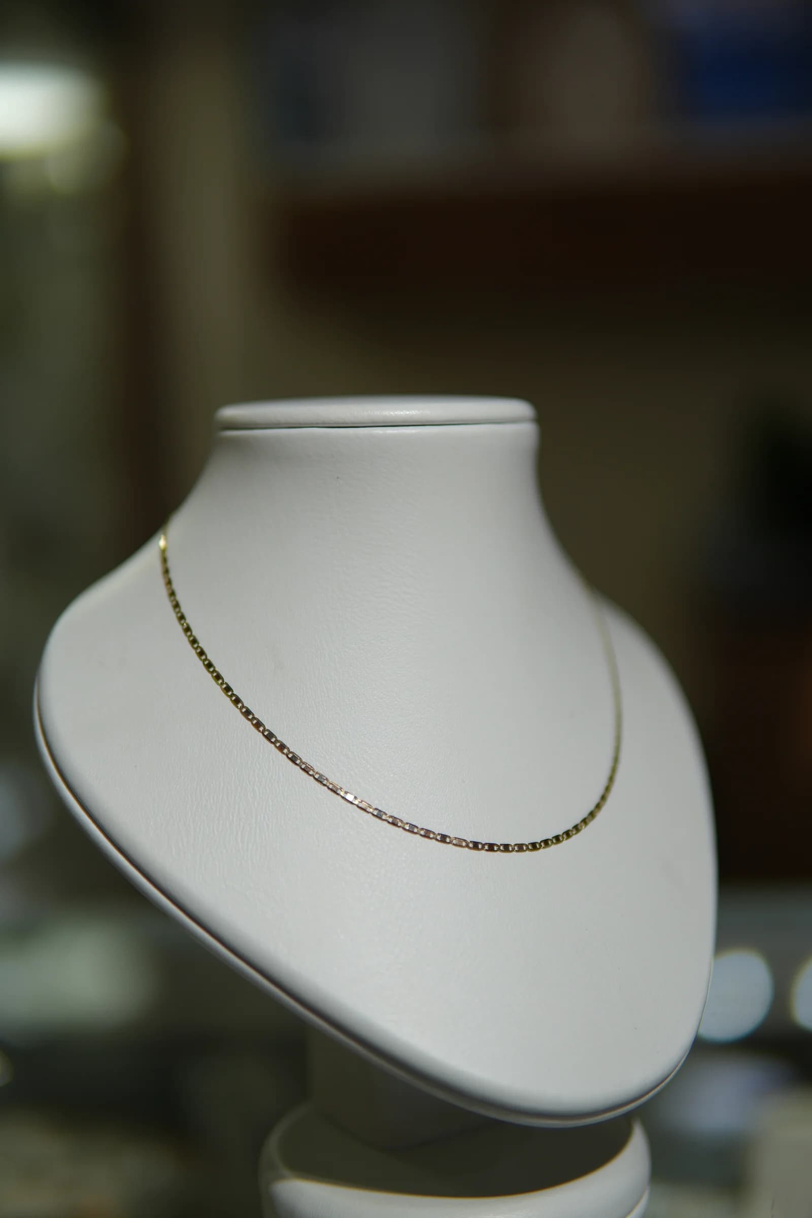 Cadena fina de eslabón compacto en oro amarillo 18k — vista 4