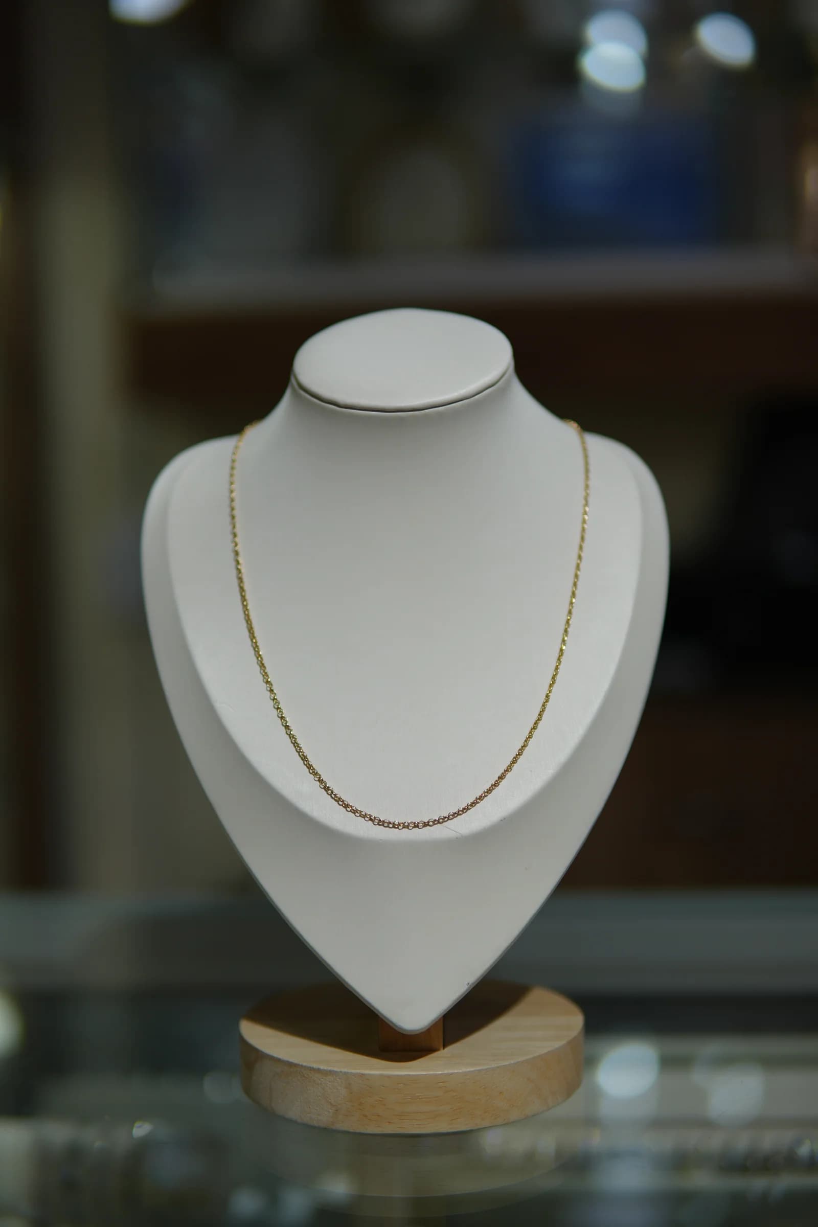 Cadena fina de eslabón texturizado en oro amarillo 18k — vista 1