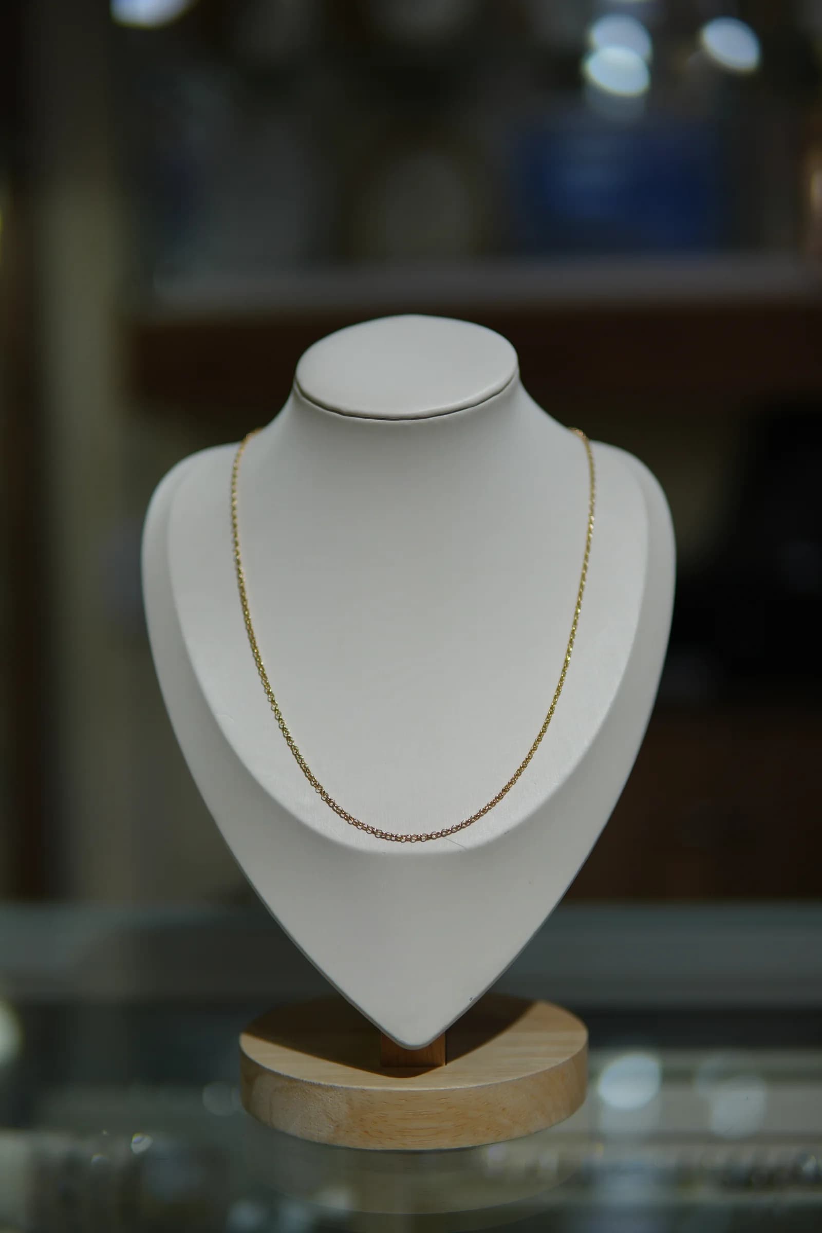 Cadena fina de eslabón texturizado en oro amarillo 18k — vista 2