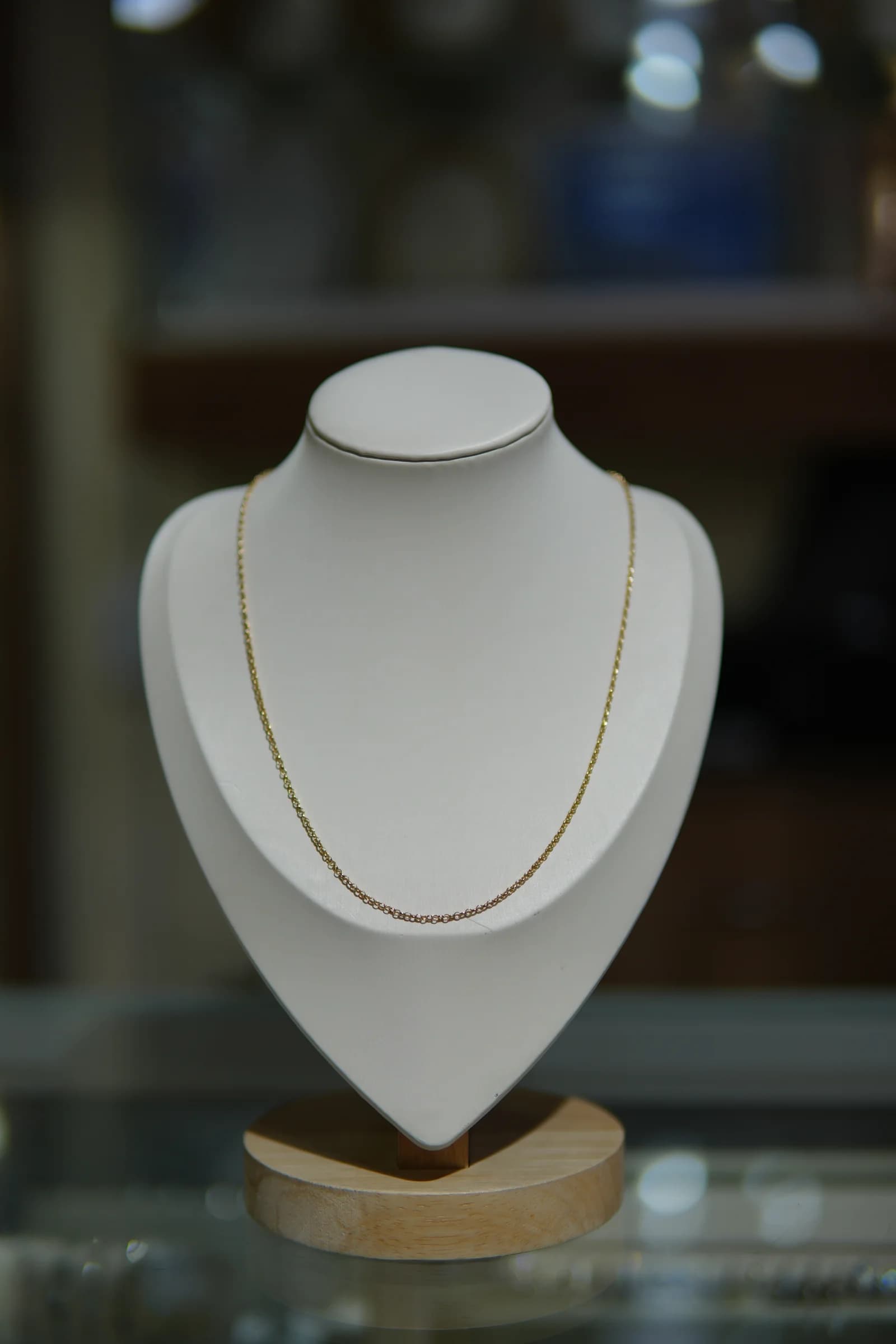Cadena fina de eslabón texturizado en oro amarillo 18k — vista 3