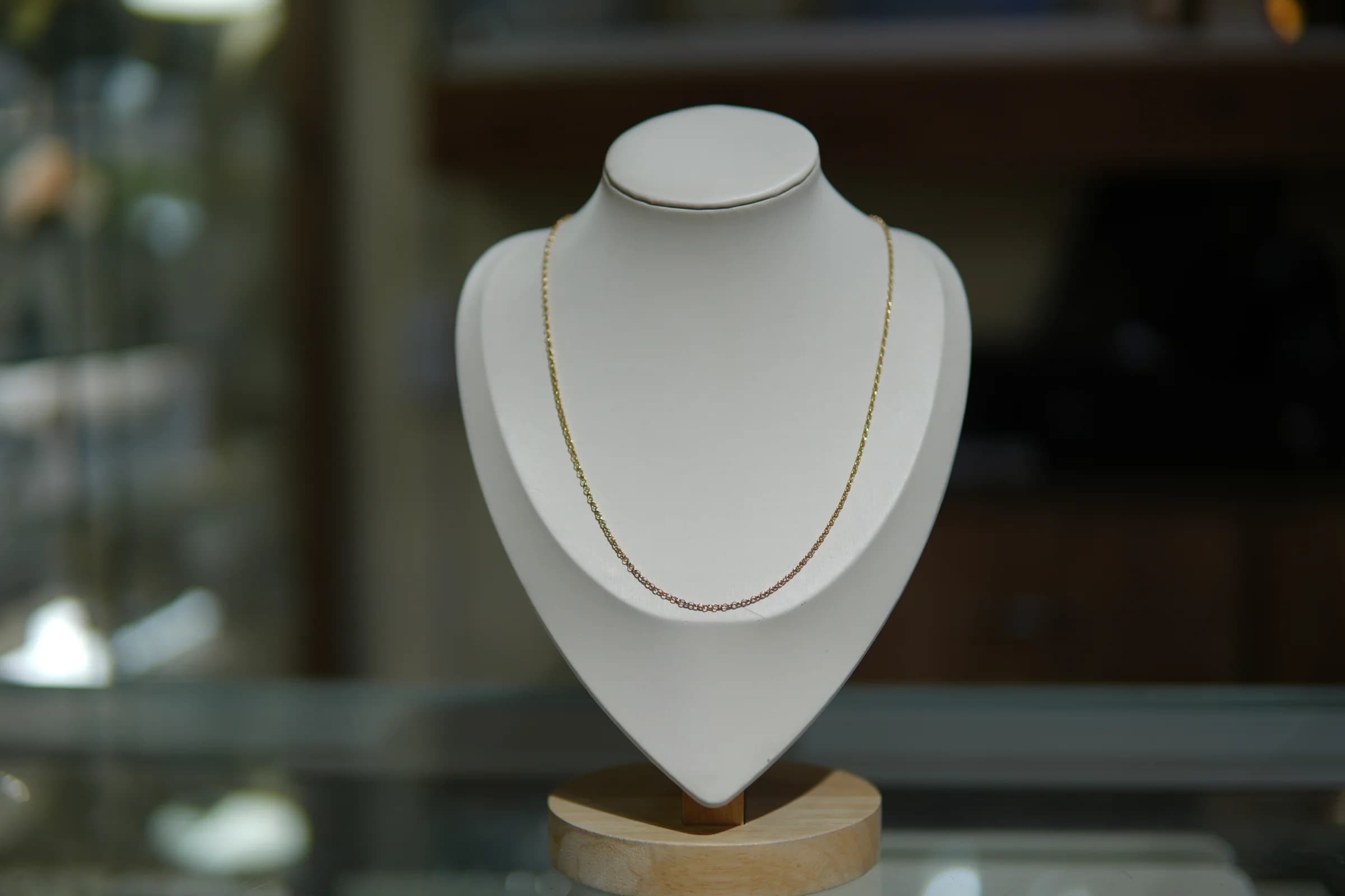 Cadena fina de eslabón texturizado en oro amarillo 18k — vista 4