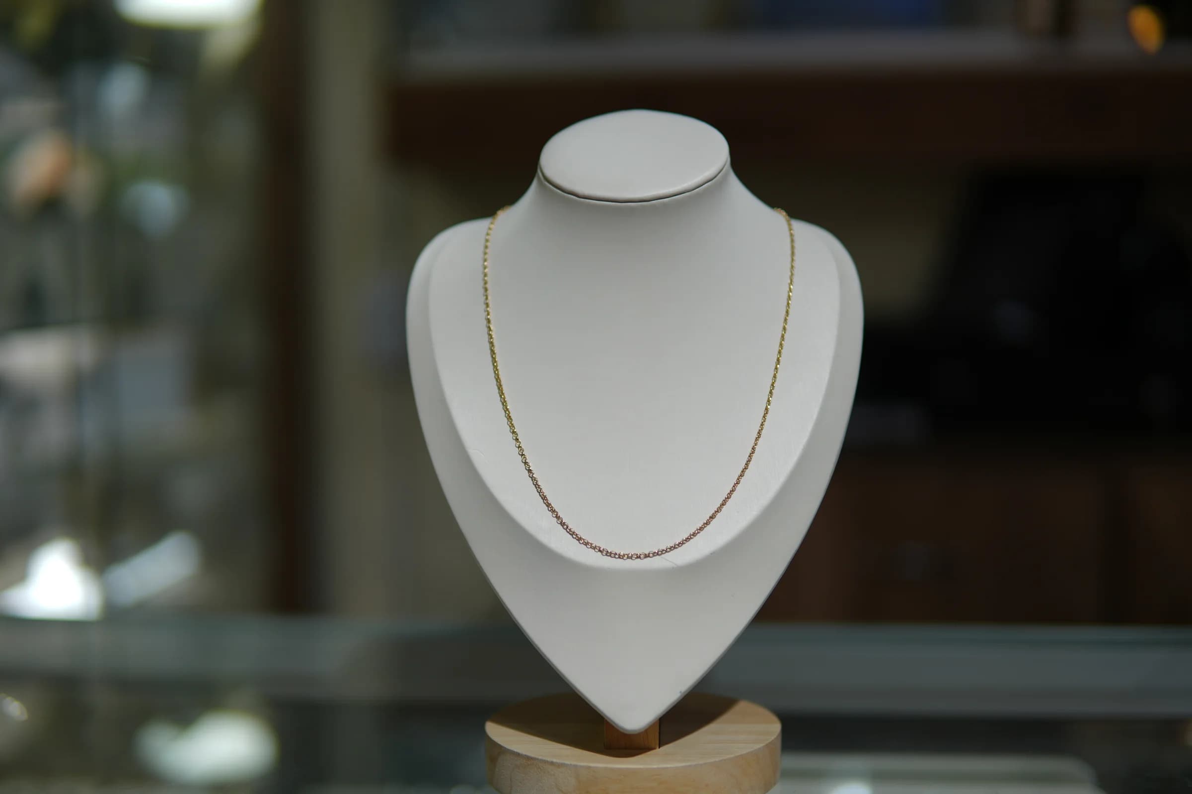 Cadena fina de eslabón texturizado en oro amarillo 18k — vista 5