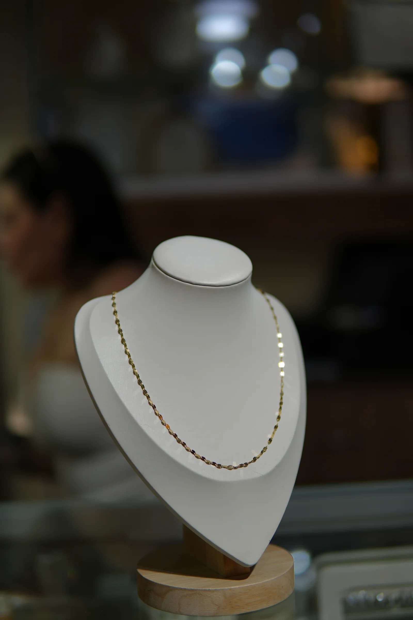 Cadena de eslabón amplio y brillo marcado en oro amarillo 18k — vista 2