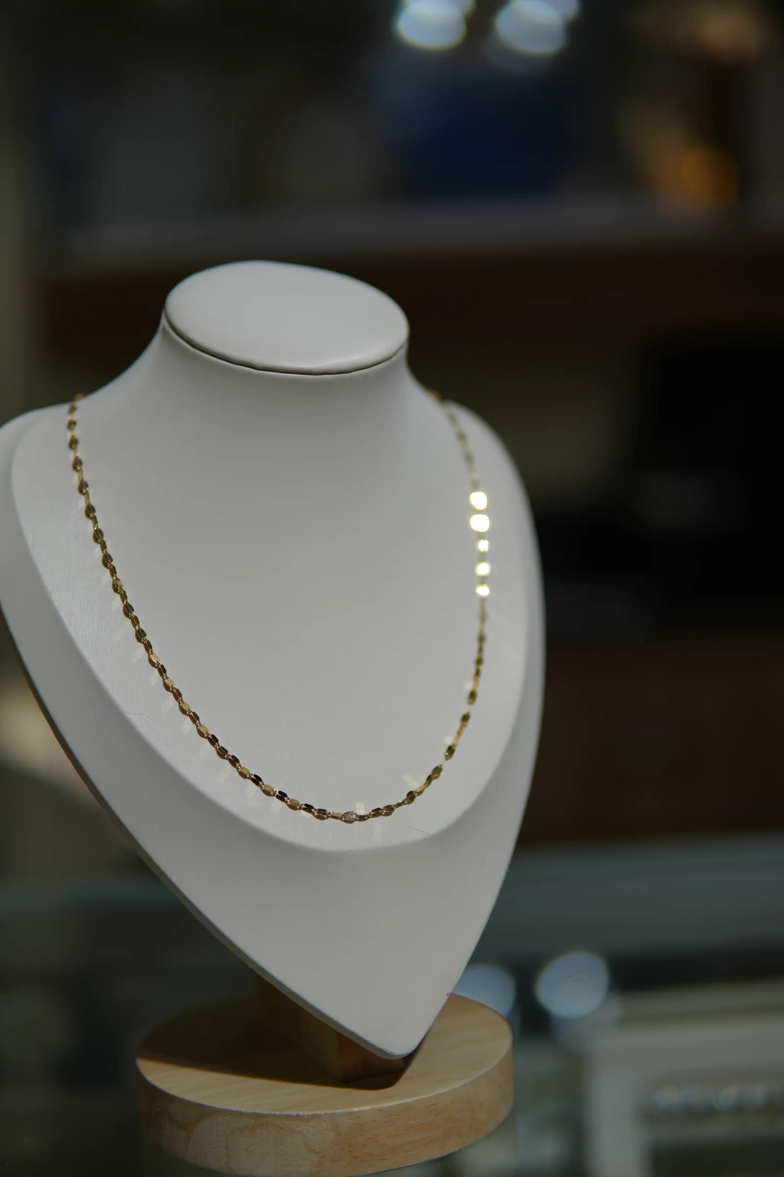 Cadena de eslabón amplio y brillo marcado en oro amarillo 18k — vista 4