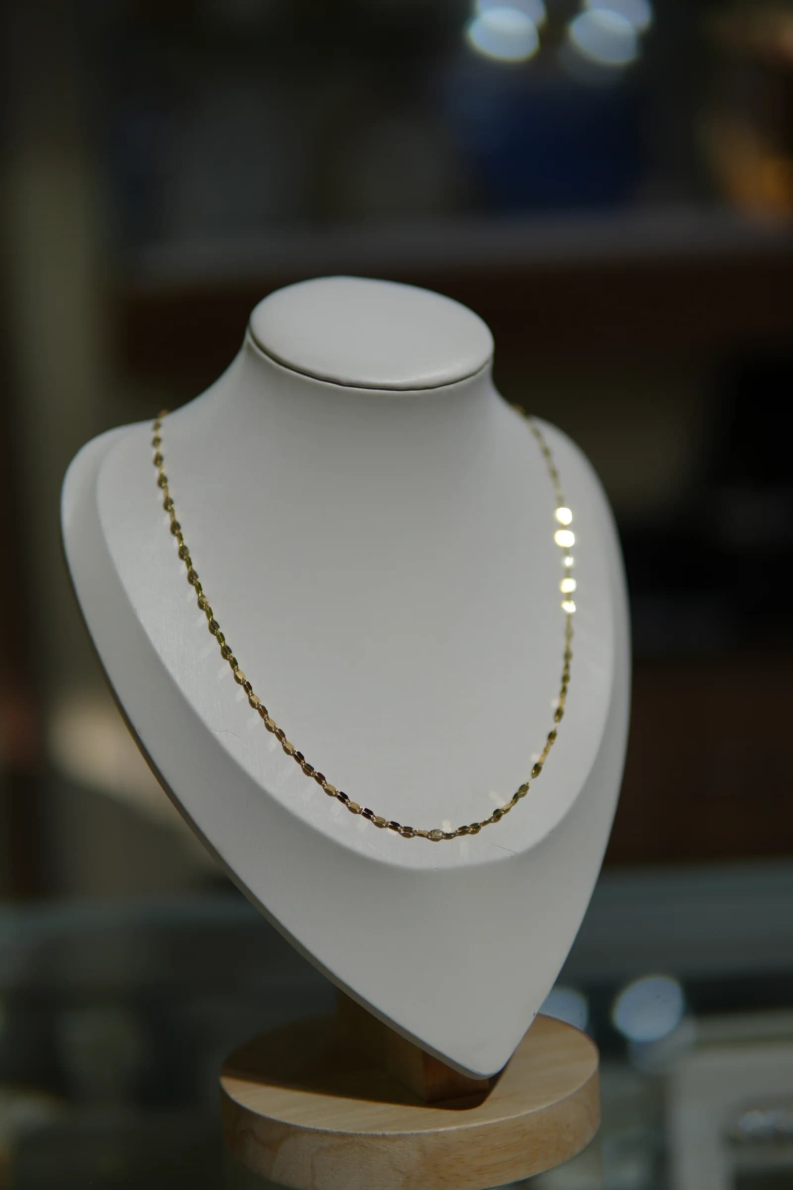 Cadena de eslabón amplio y brillo marcado en oro amarillo 18k — vista 5