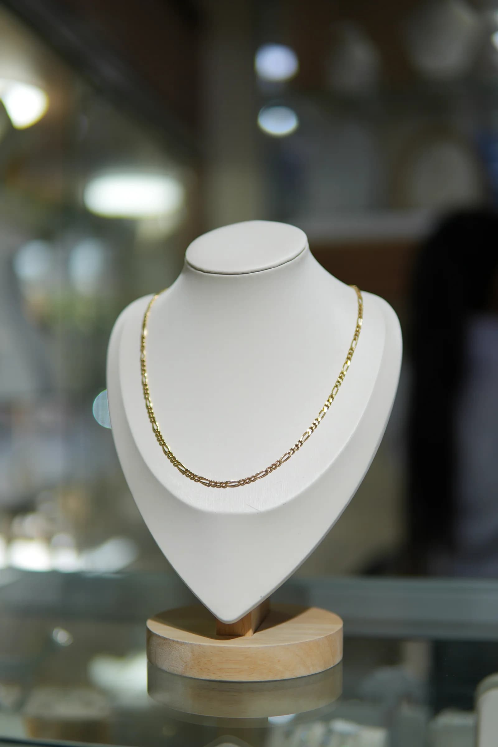 Cadena fina de textura alternada en oro amarillo 18k — vista 1