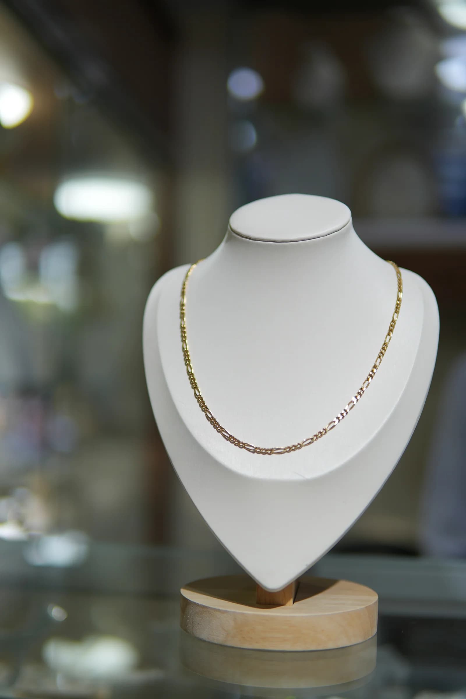 Cadena fina de textura alternada en oro amarillo 18k — vista 2