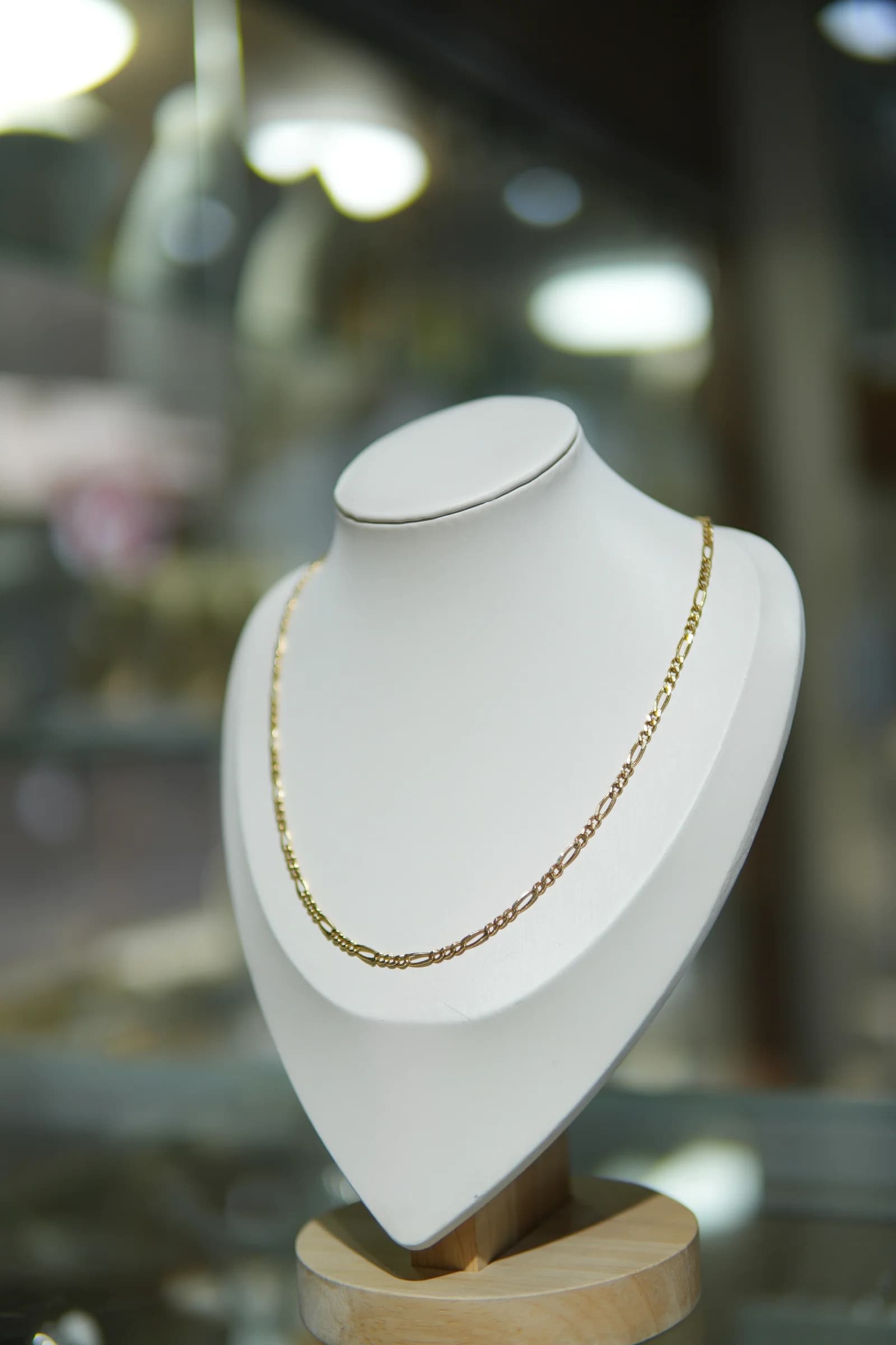 Cadena fina de textura alternada en oro amarillo 18k — vista 3