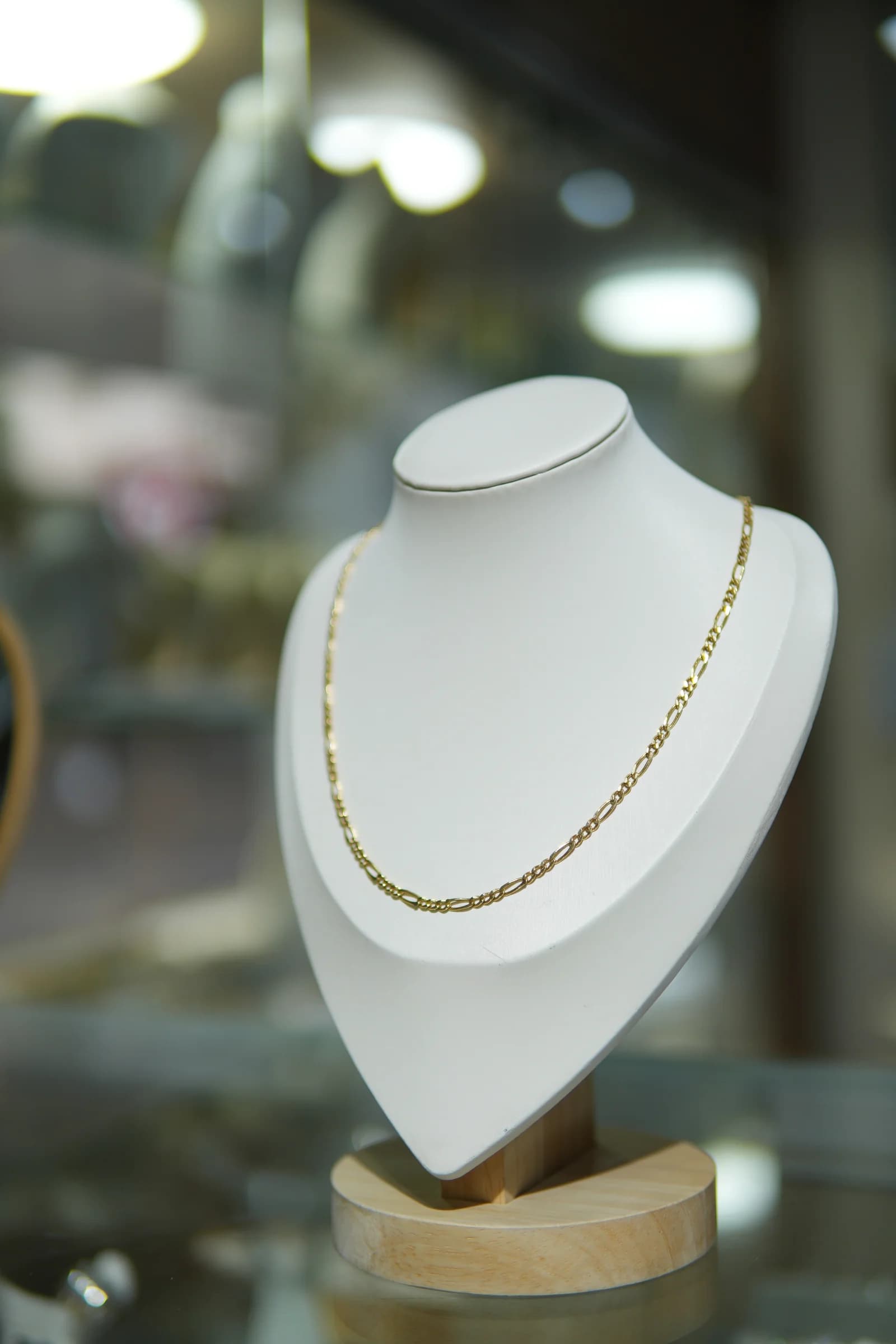 Cadena fina de textura alternada en oro amarillo 18k — vista 4
