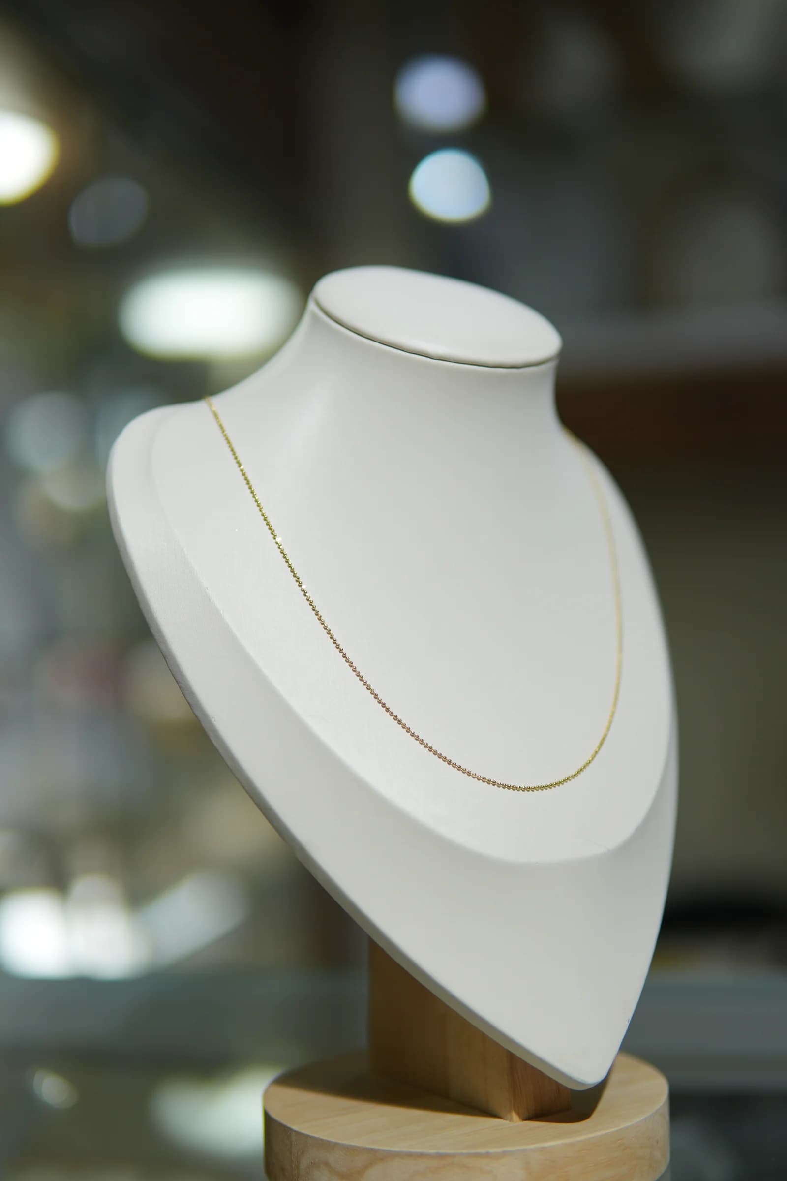 Cadena delicada de línea pulida en oro amarillo 18k — vista 3