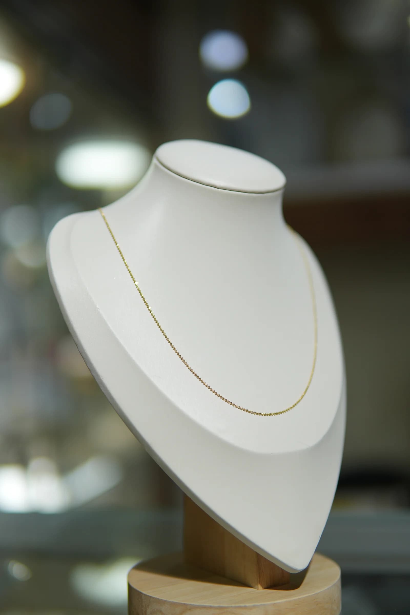 Cadena delicada de línea pulida en oro amarillo 18k — vista 4