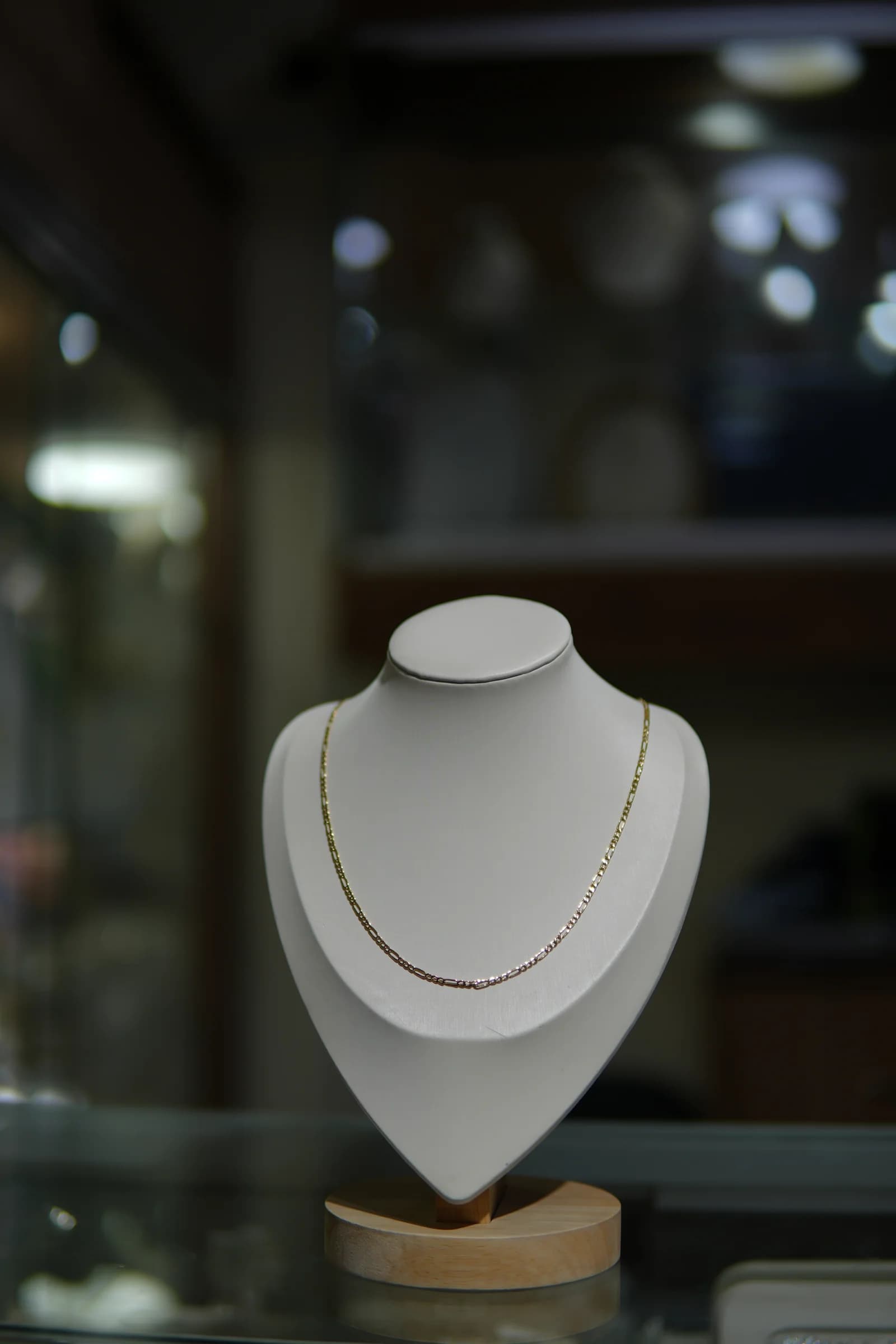 Cadena clásica de perfil medio en oro amarillo 18k — vista 1