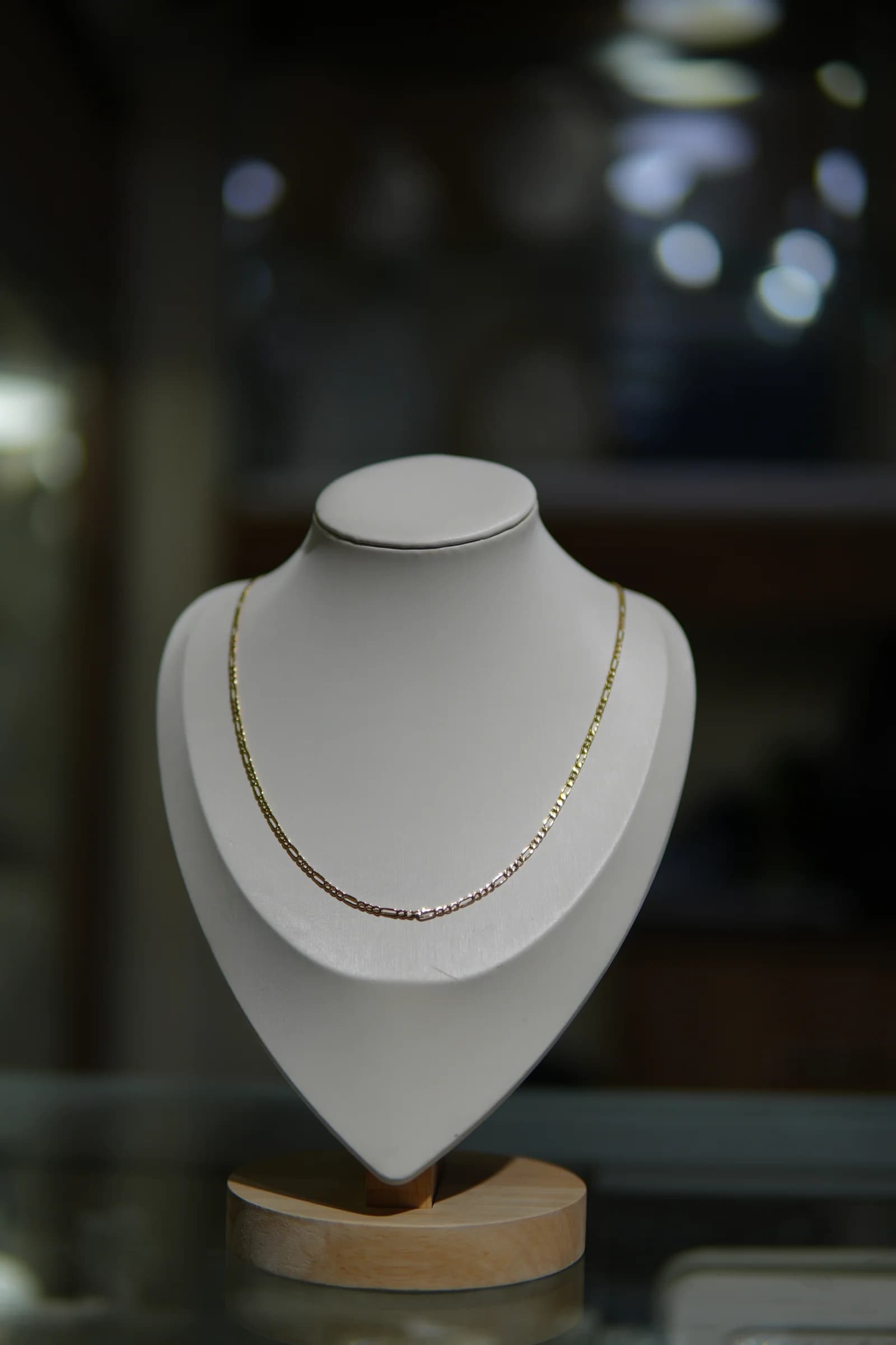 Cadena clásica de perfil medio en oro amarillo 18k — vista 3