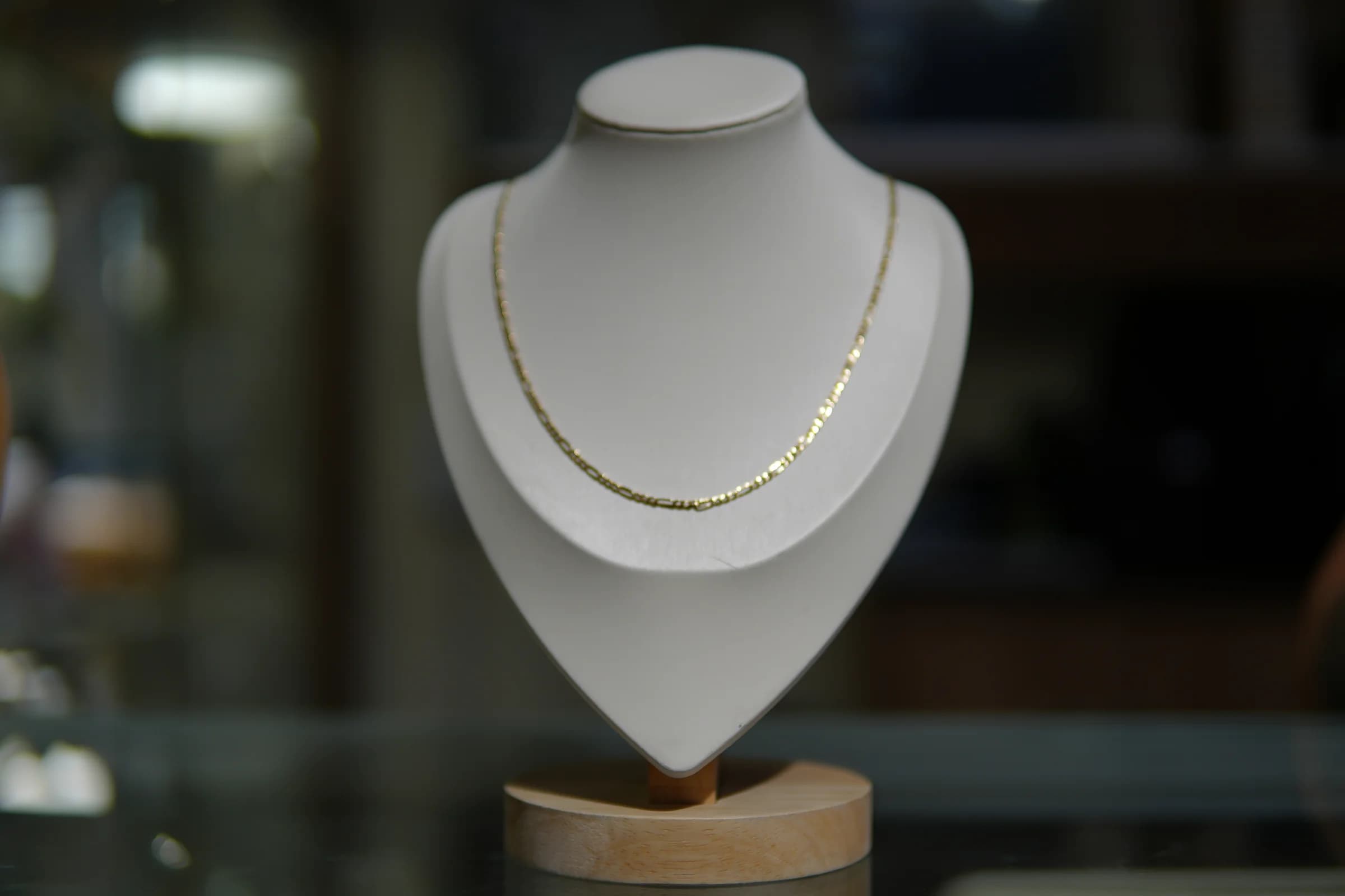Cadena clásica de perfil medio en oro amarillo 18k — vista 4
