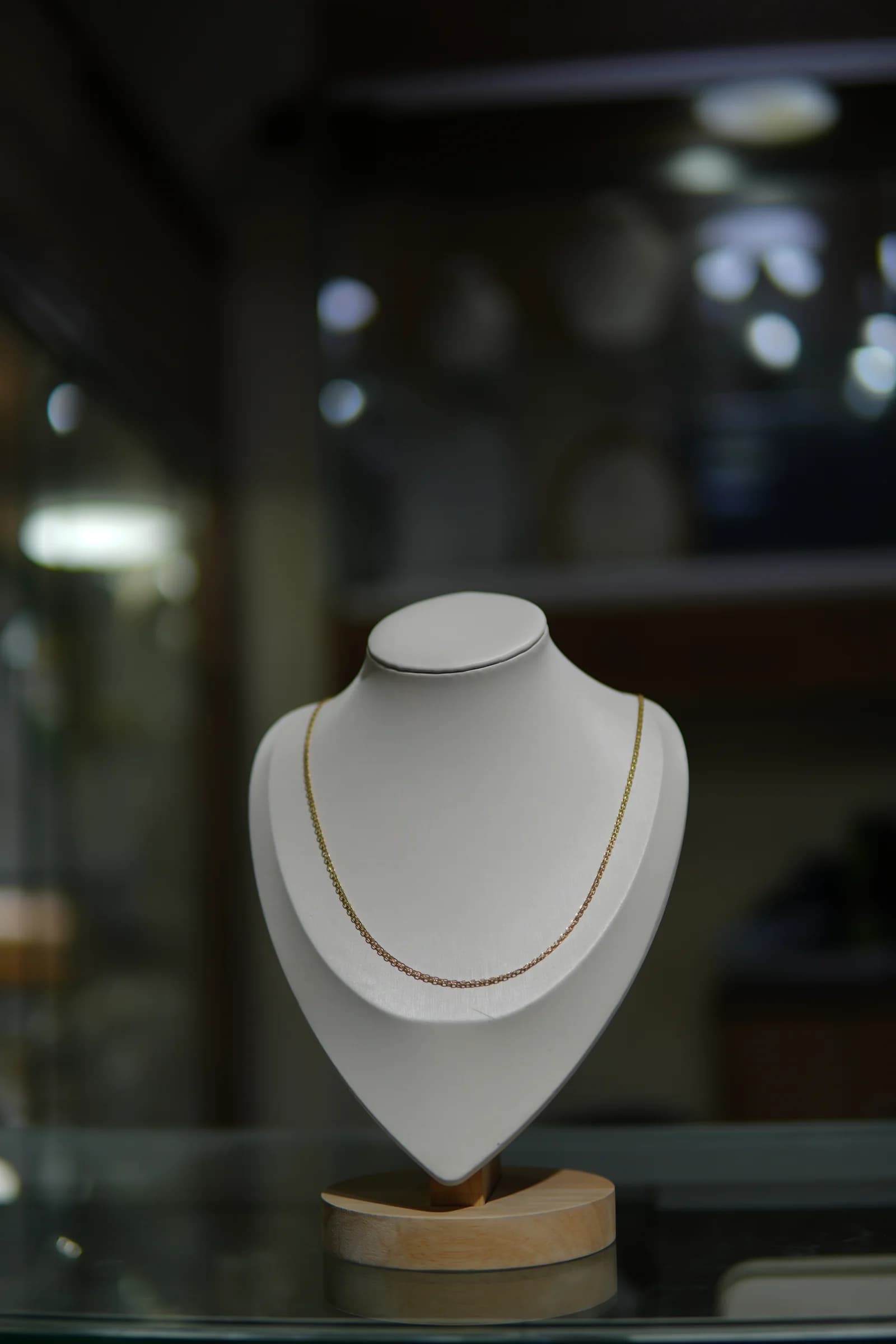 Cadena fina de reflejo satinado en oro amarillo 18k — vista 1