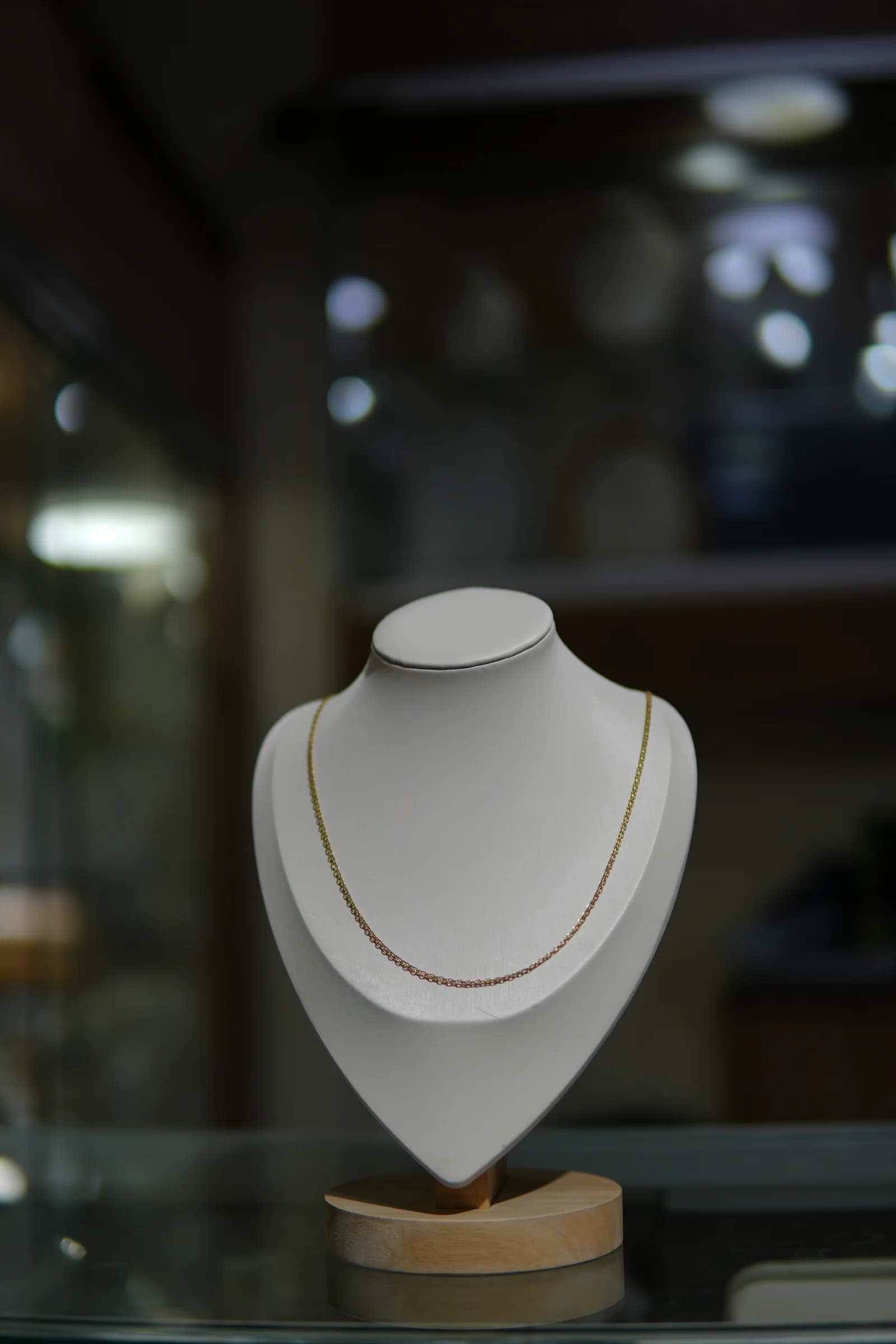Cadena fina de reflejo satinado en oro amarillo 18k — vista 2