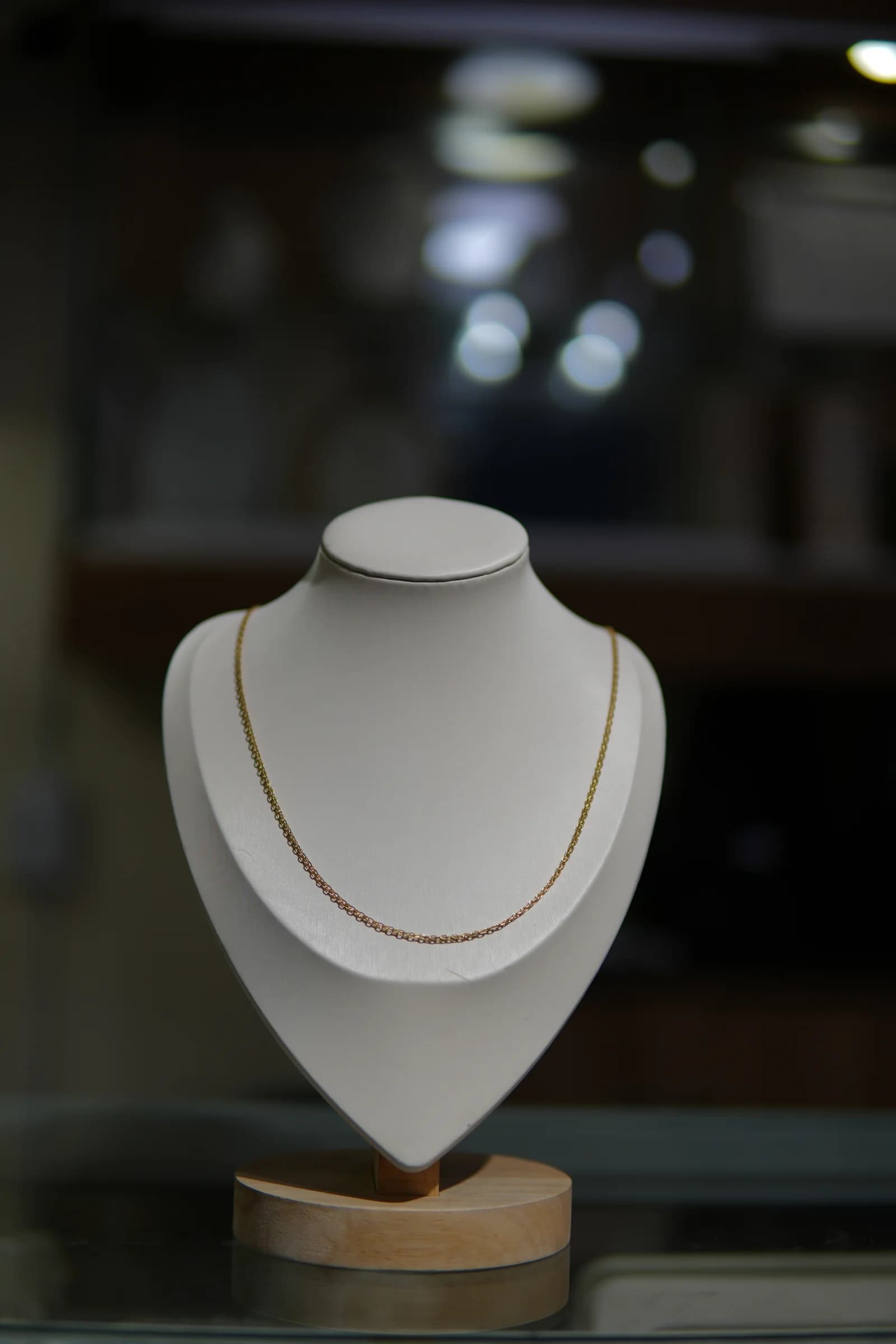 Cadena fina de reflejo satinado en oro amarillo 18k — vista 3