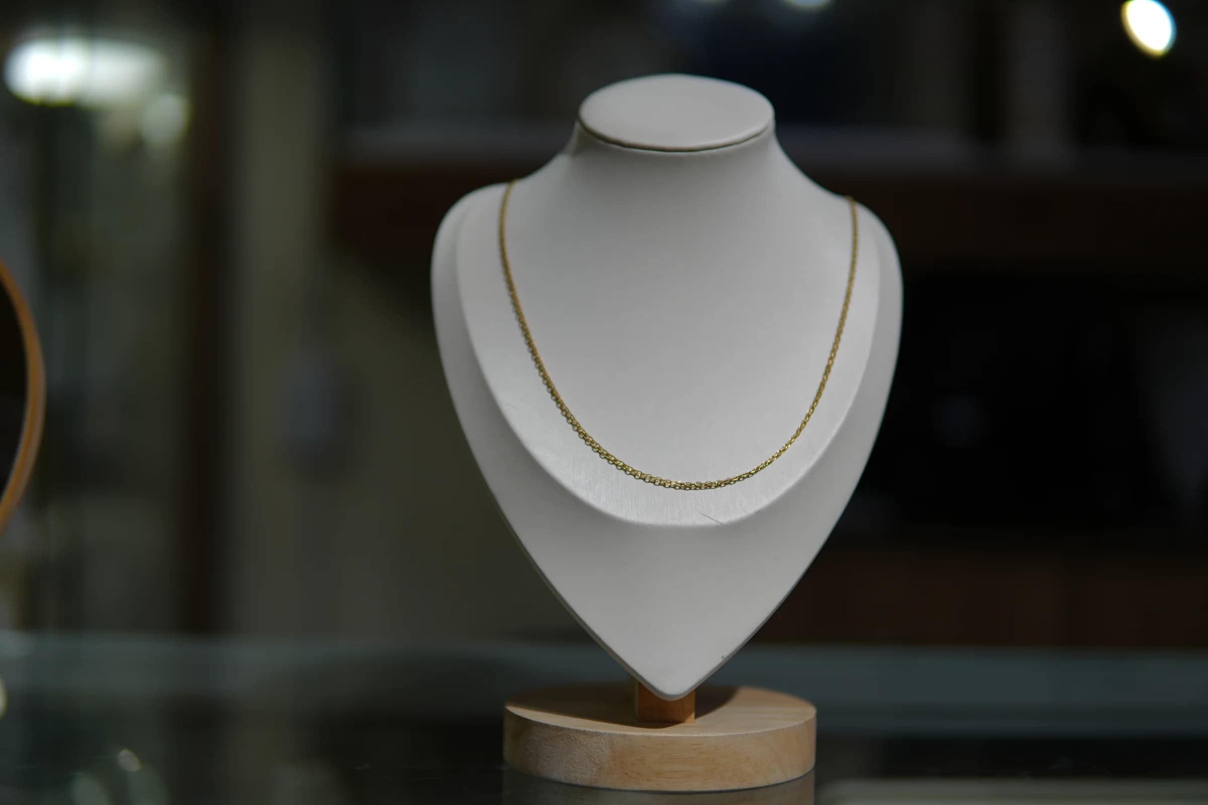 Cadena fina de reflejo satinado en oro amarillo 18k — vista 4
