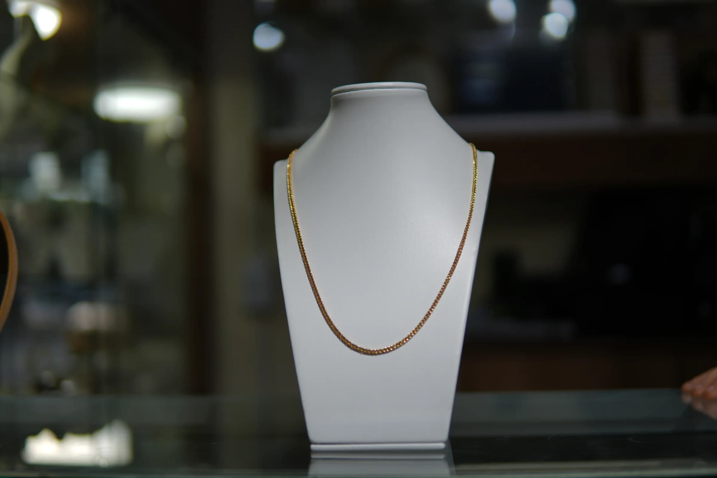 Cadena larga de eslabón compacto en oro amarillo 18k — vista 3
