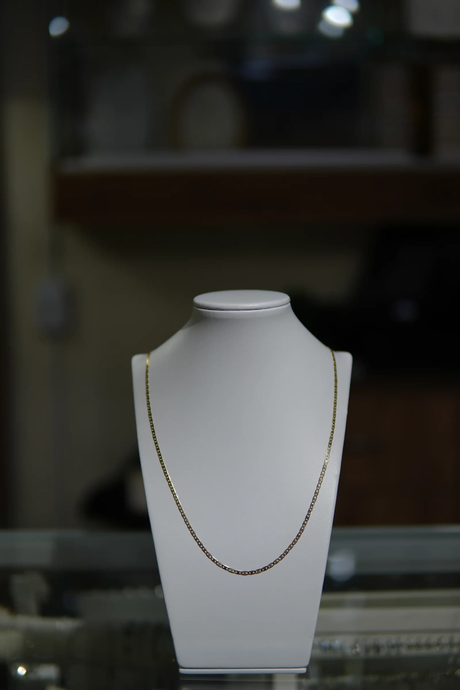 Cadena larga de textura continua en oro amarillo 18k — vista 2