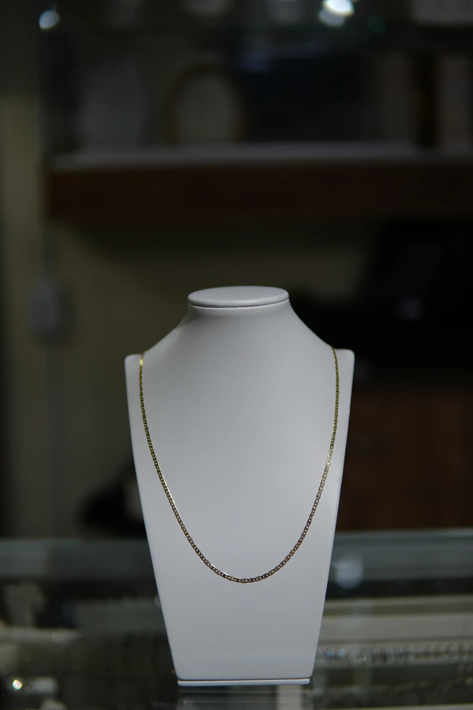 Cadena larga de textura continua en oro amarillo 18k — vista 3