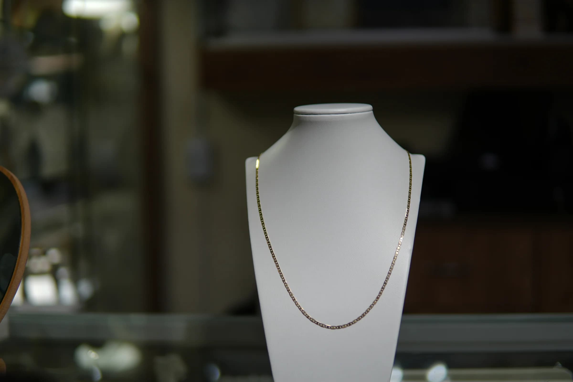Cadena larga de textura continua en oro amarillo 18k — vista 4