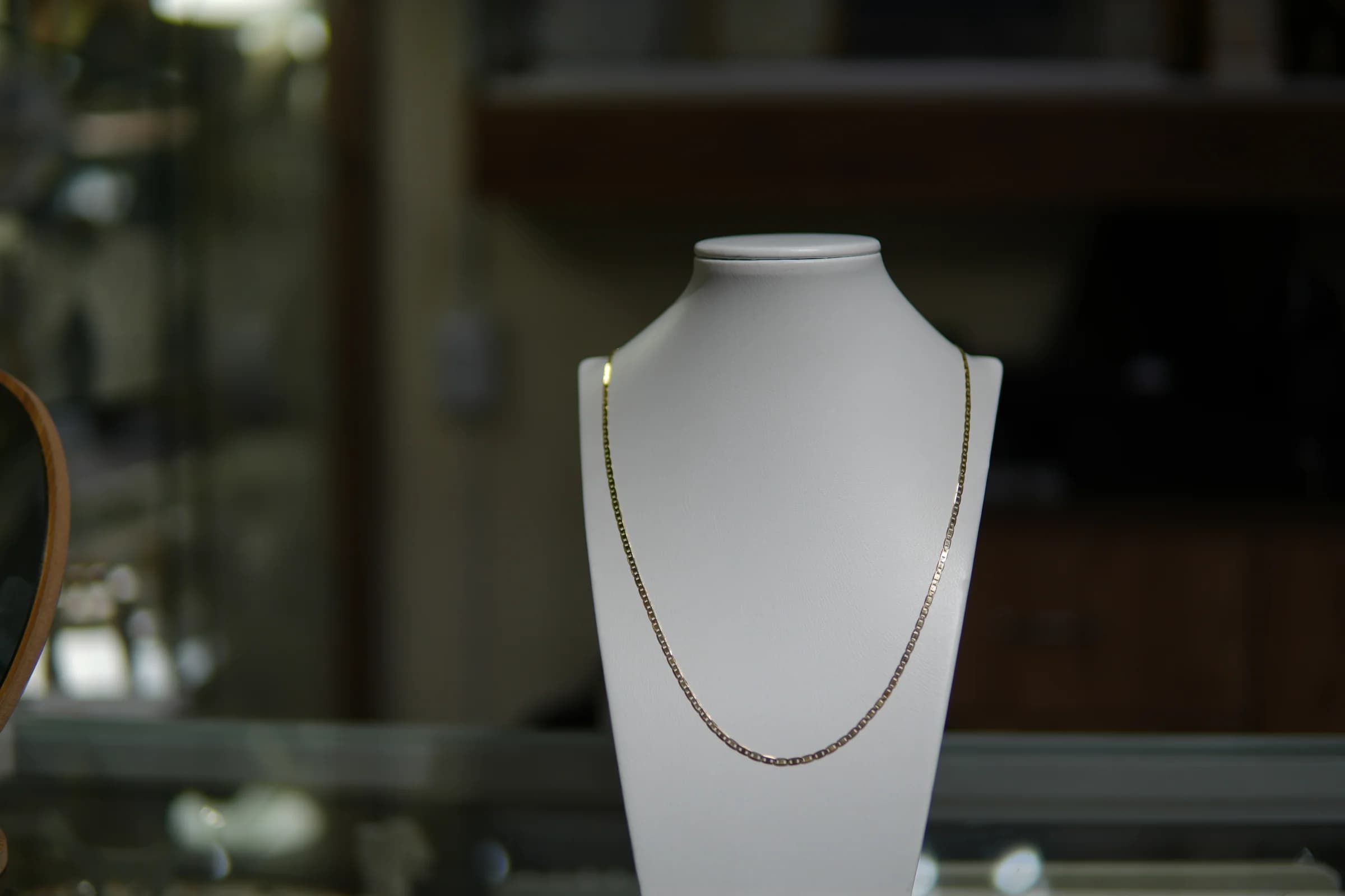 Cadena larga de textura continua en oro amarillo 18k — vista 5