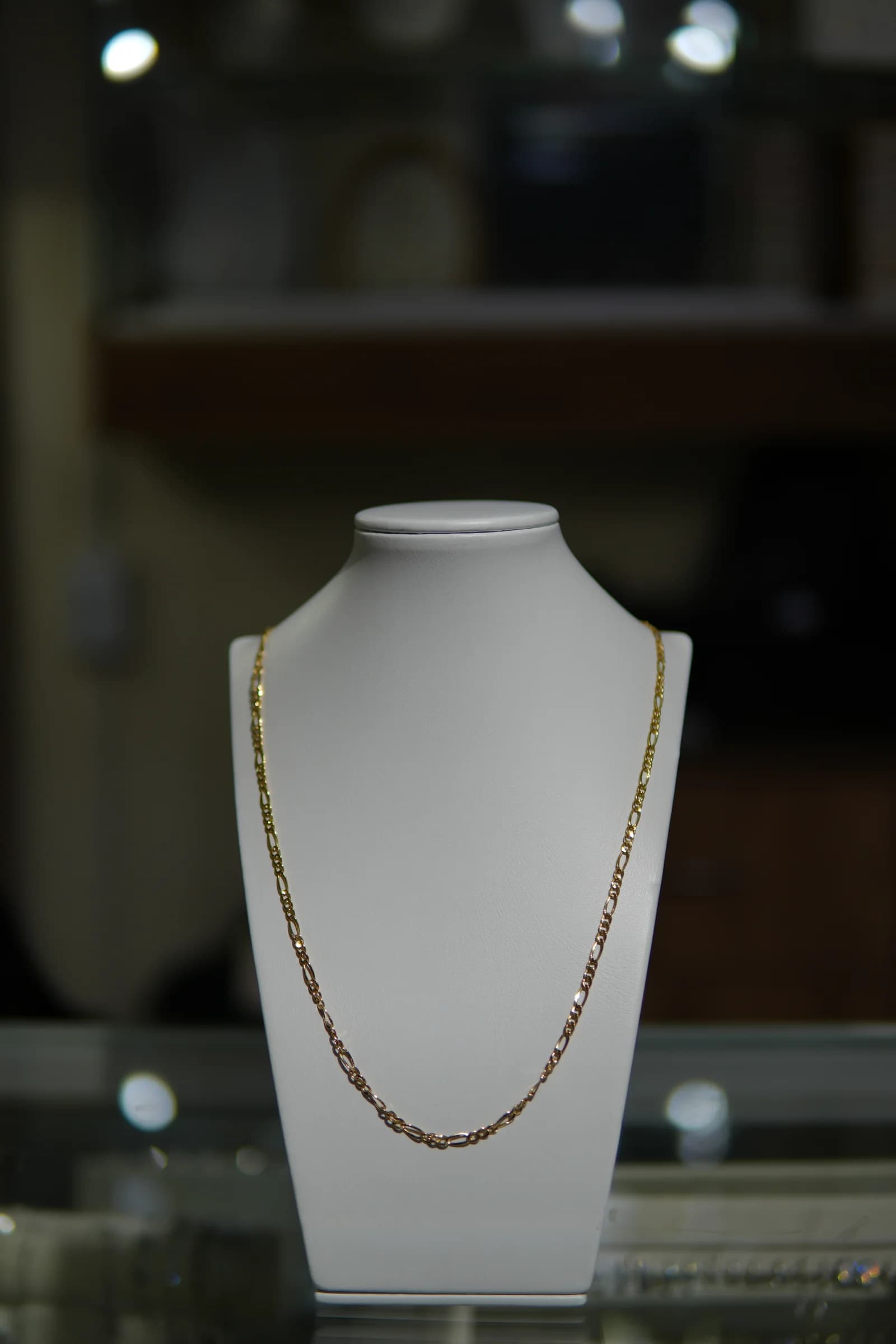 Cadena larga de eslabón texturizado en oro amarillo 18k — vista 3