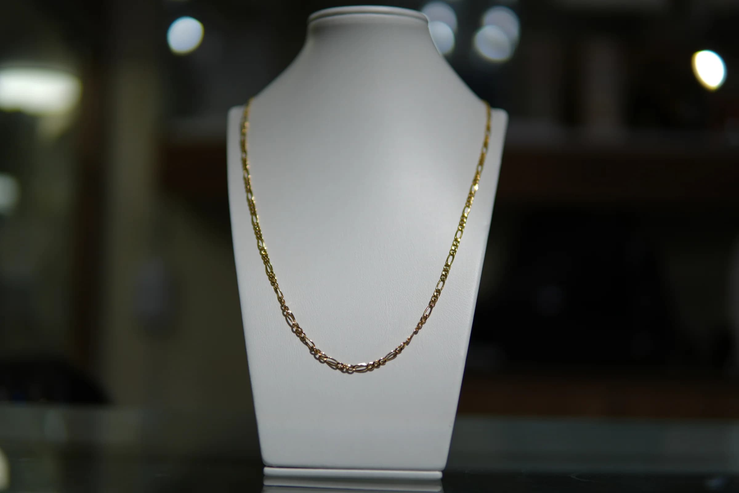 Cadena larga de eslabón texturizado en oro amarillo 18k — vista 4