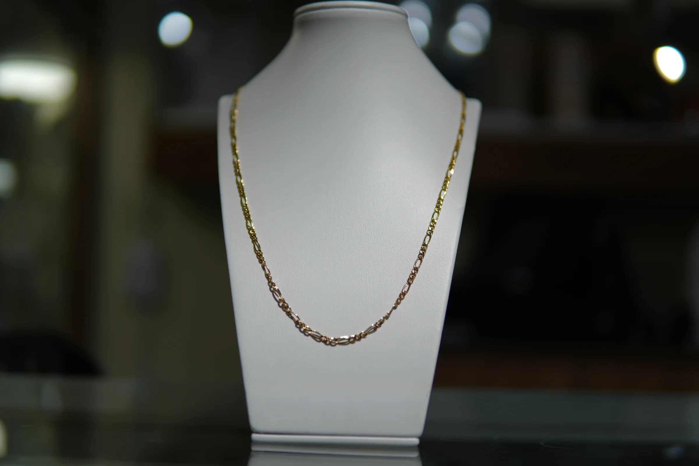 Cadena larga de eslabón texturizado en oro amarillo 18k — vista 5