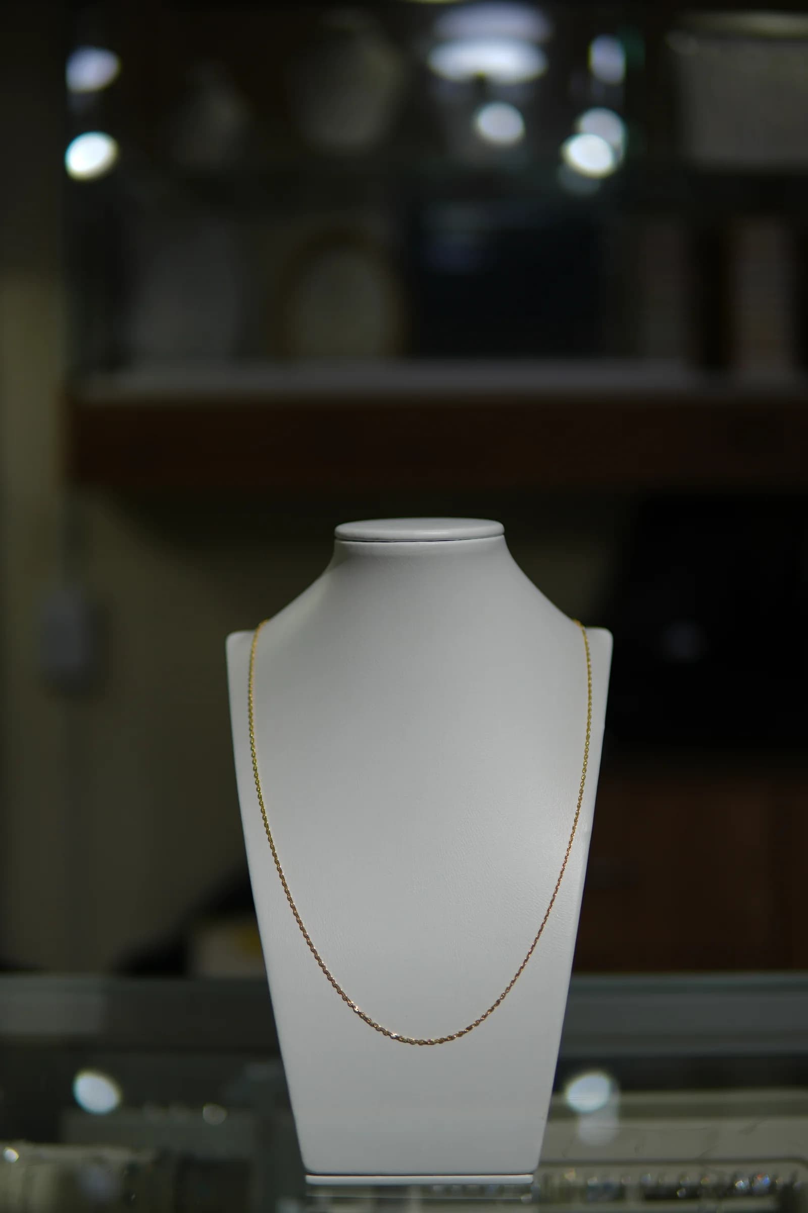 Cadena de línea fina y caída natural en oro amarillo 18k — vista 1