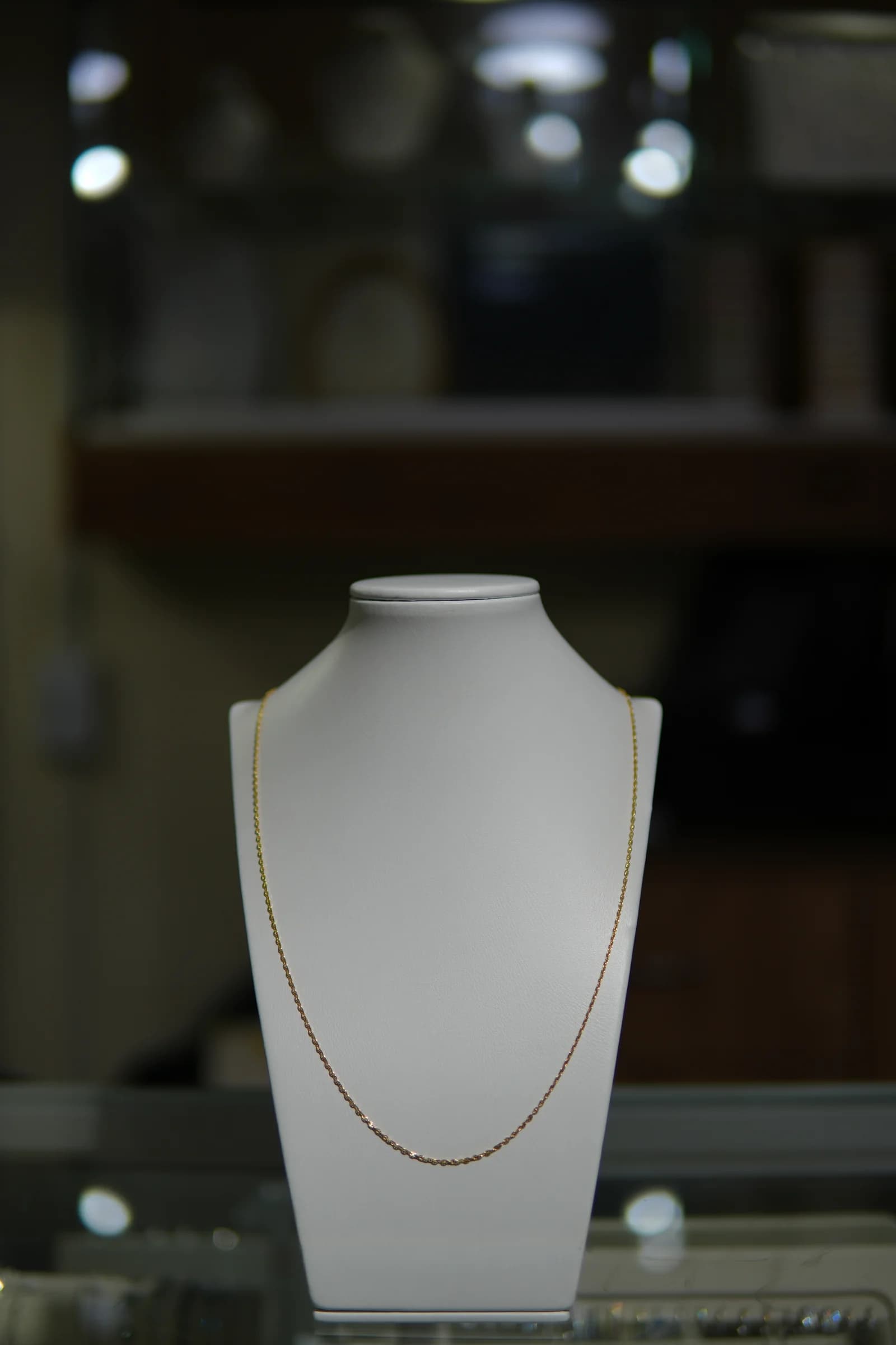 Cadena de línea fina y caída natural en oro amarillo 18k — vista 2