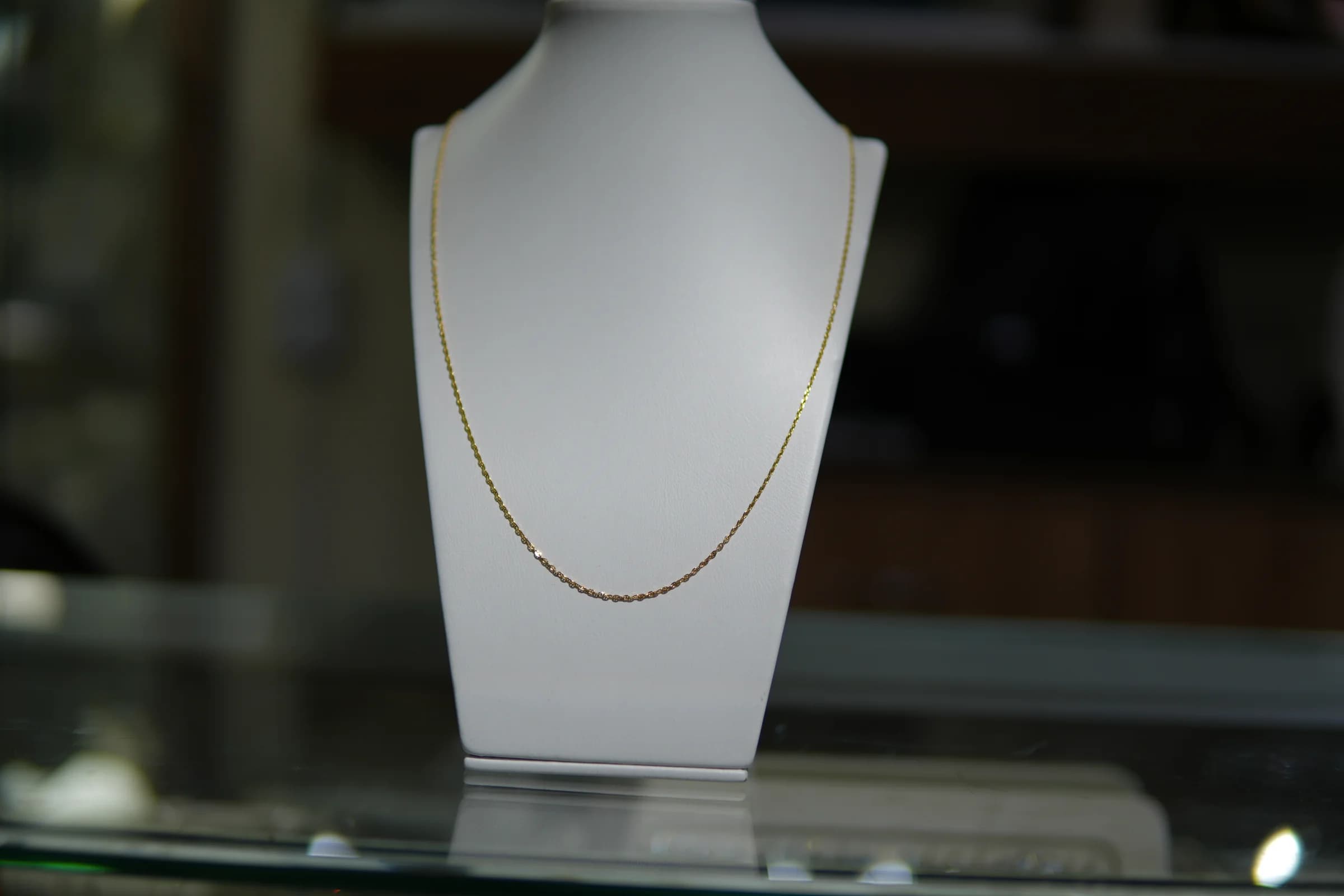 Cadena de línea fina y caída natural en oro amarillo 18k — vista 3