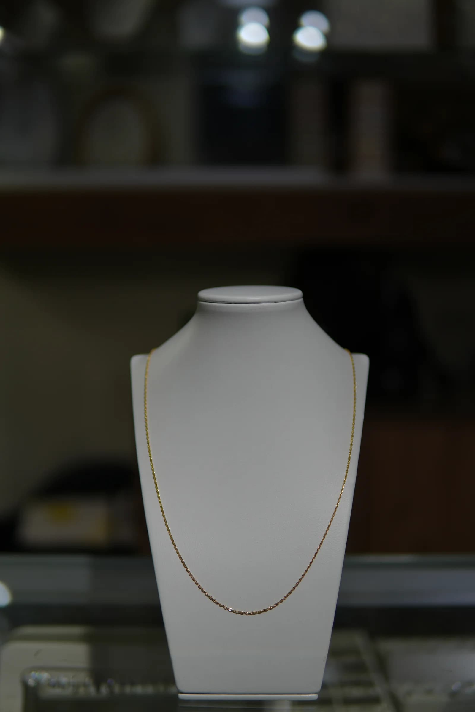 Cadena de línea fina y caída natural en oro amarillo 18k — vista 4