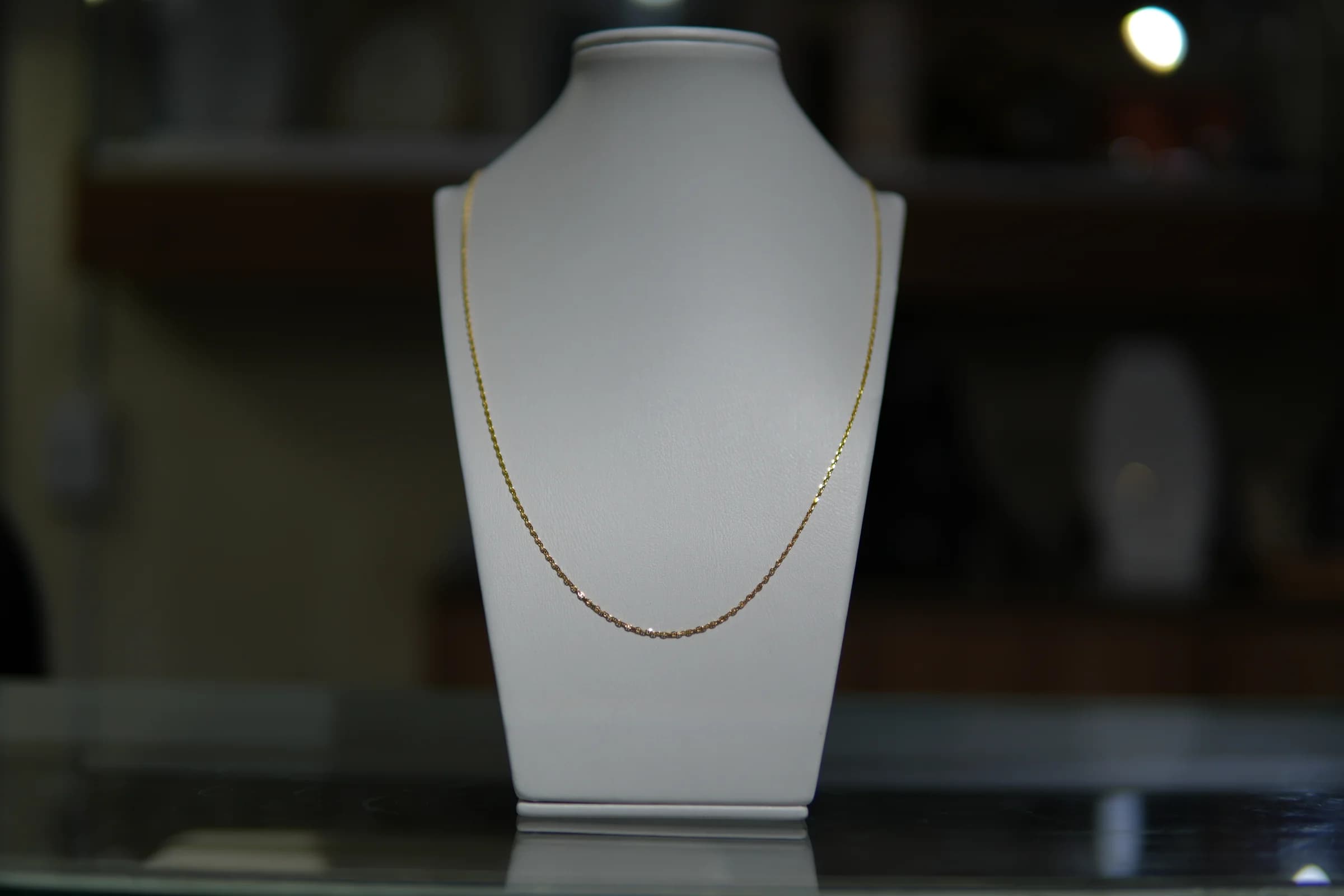 Cadena de línea fina y caída natural en oro amarillo 18k — vista 5