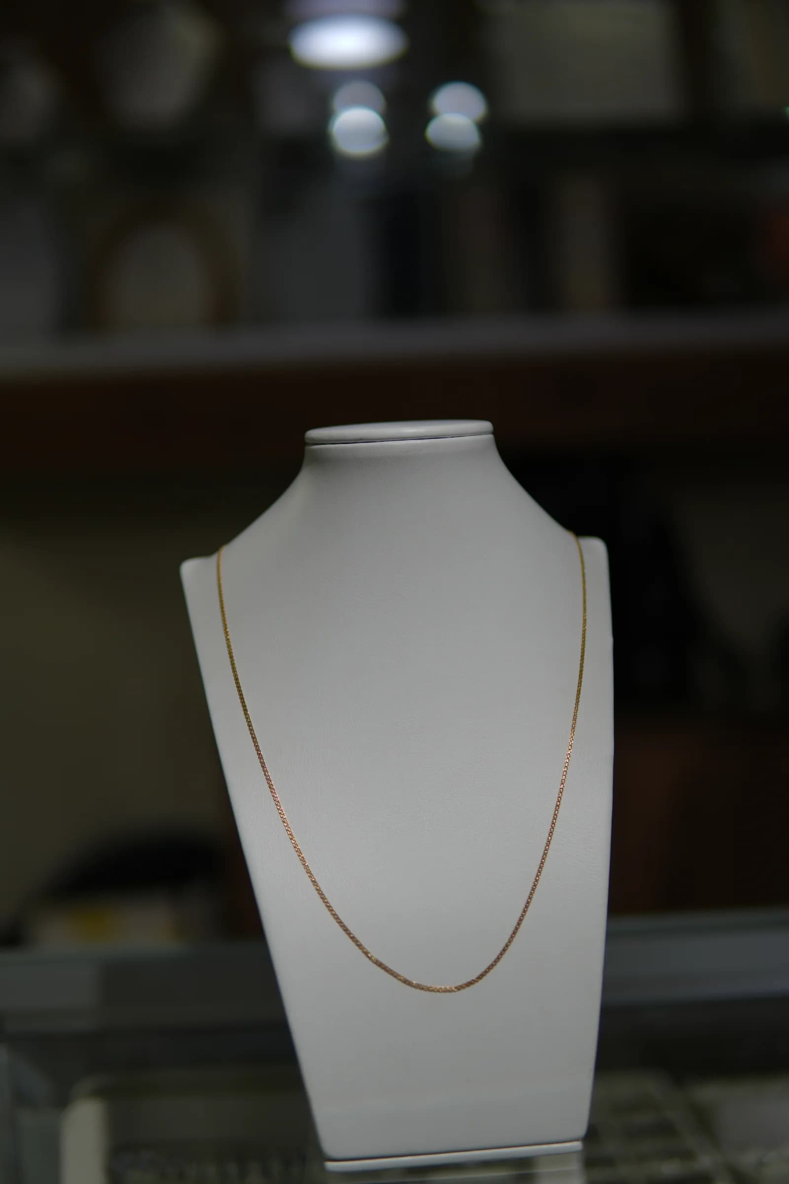 Cadena fina de textura regular en oro amarillo 18k — vista 2