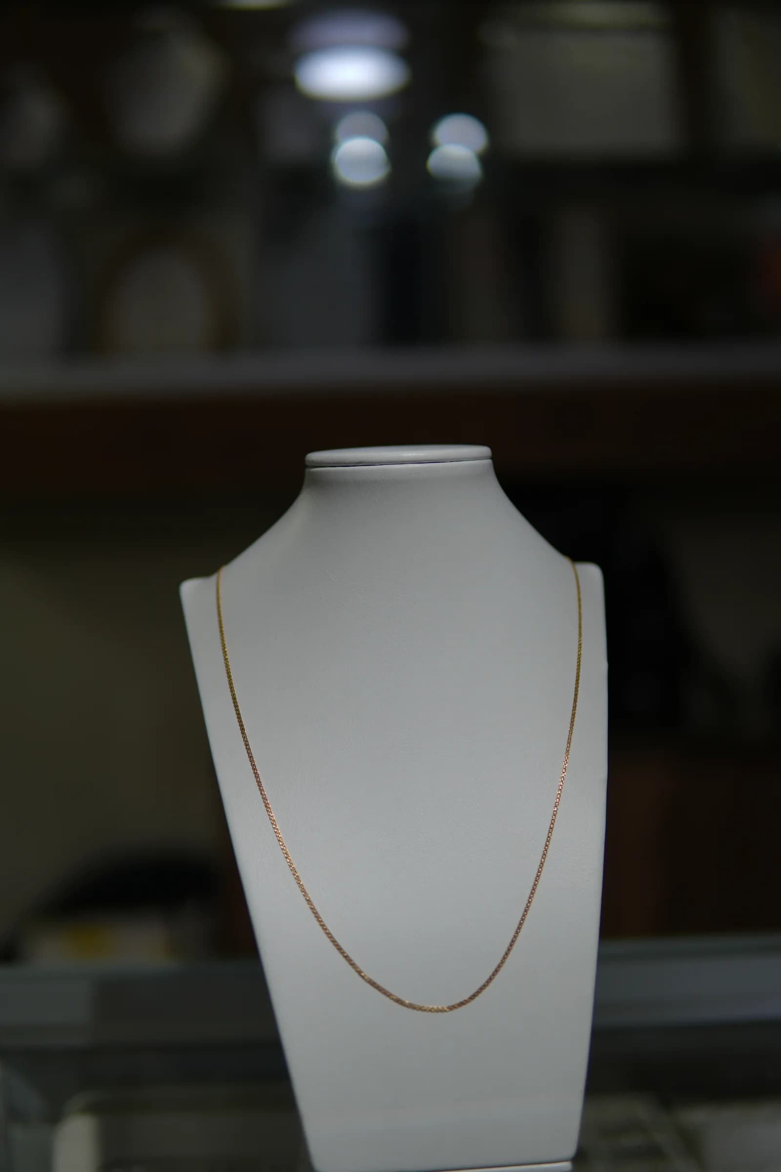 Cadena fina de textura regular en oro amarillo 18k — vista 3