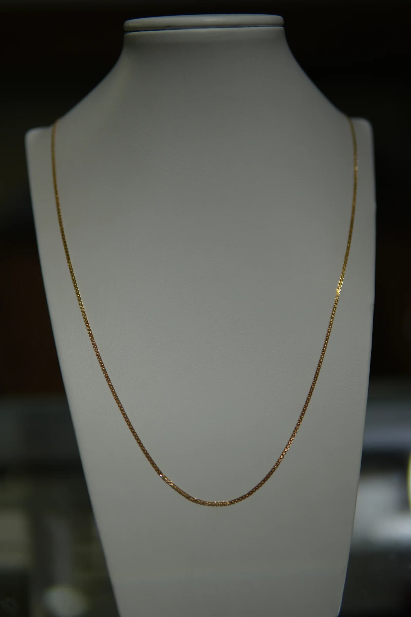 Cadena delicada de reflejos puntuales en oro amarillo 18k — vista 1