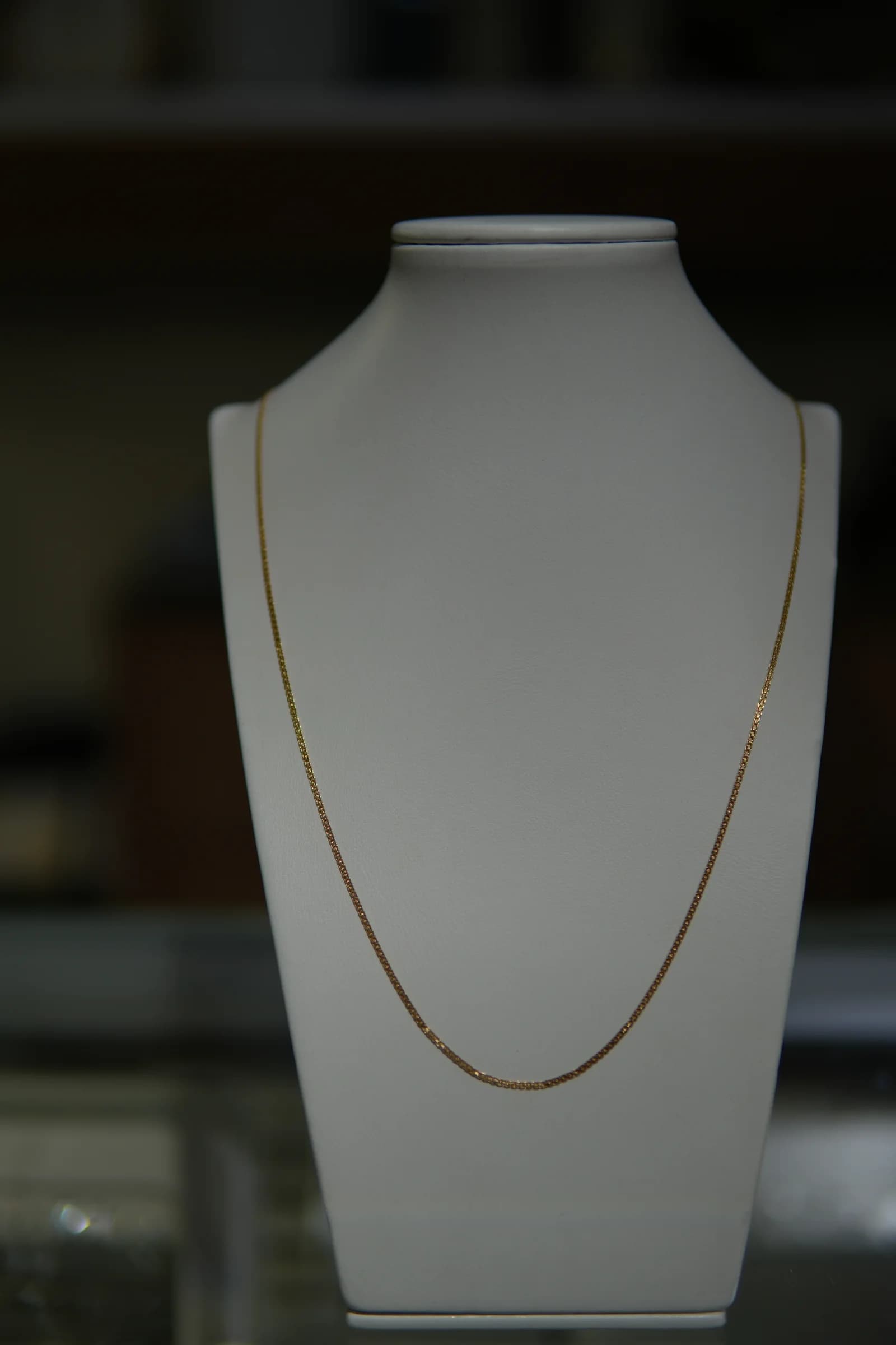 Cadena delicada de reflejos puntuales en oro amarillo 18k — vista 2