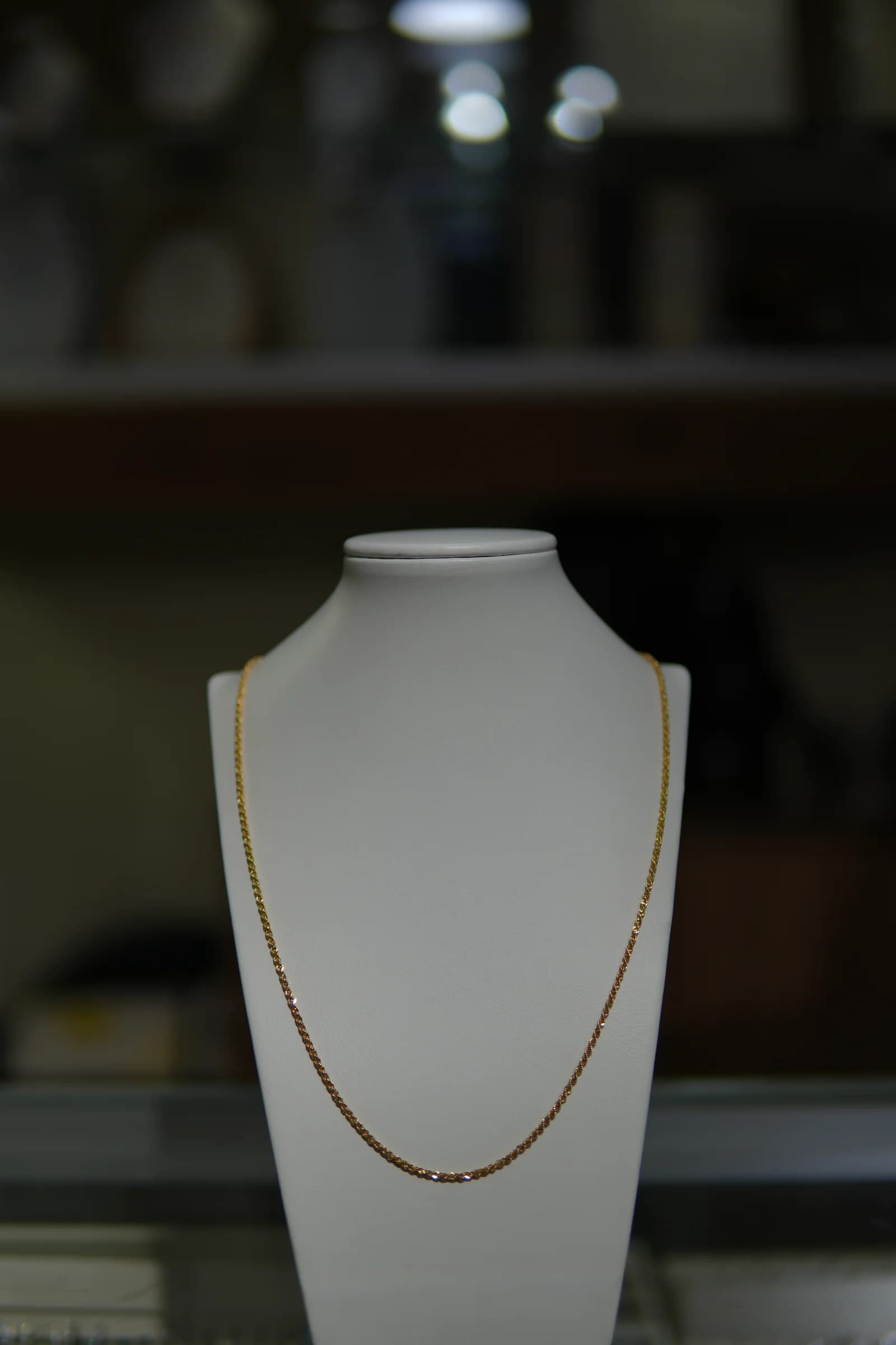 Cadena fina de línea clásica en oro amarillo 18k — vista 1