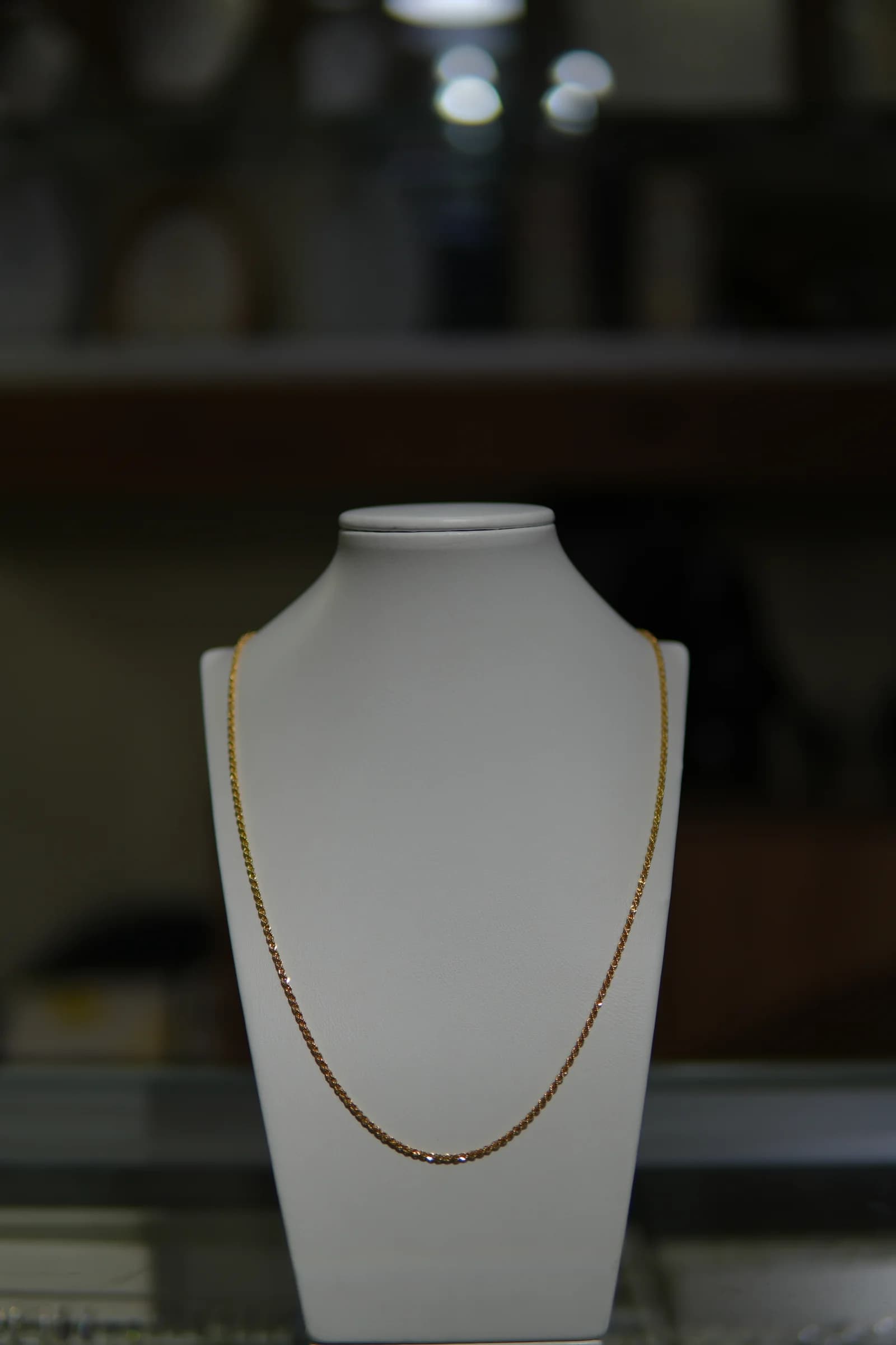 Cadena fina de línea clásica en oro amarillo 18k — vista 2