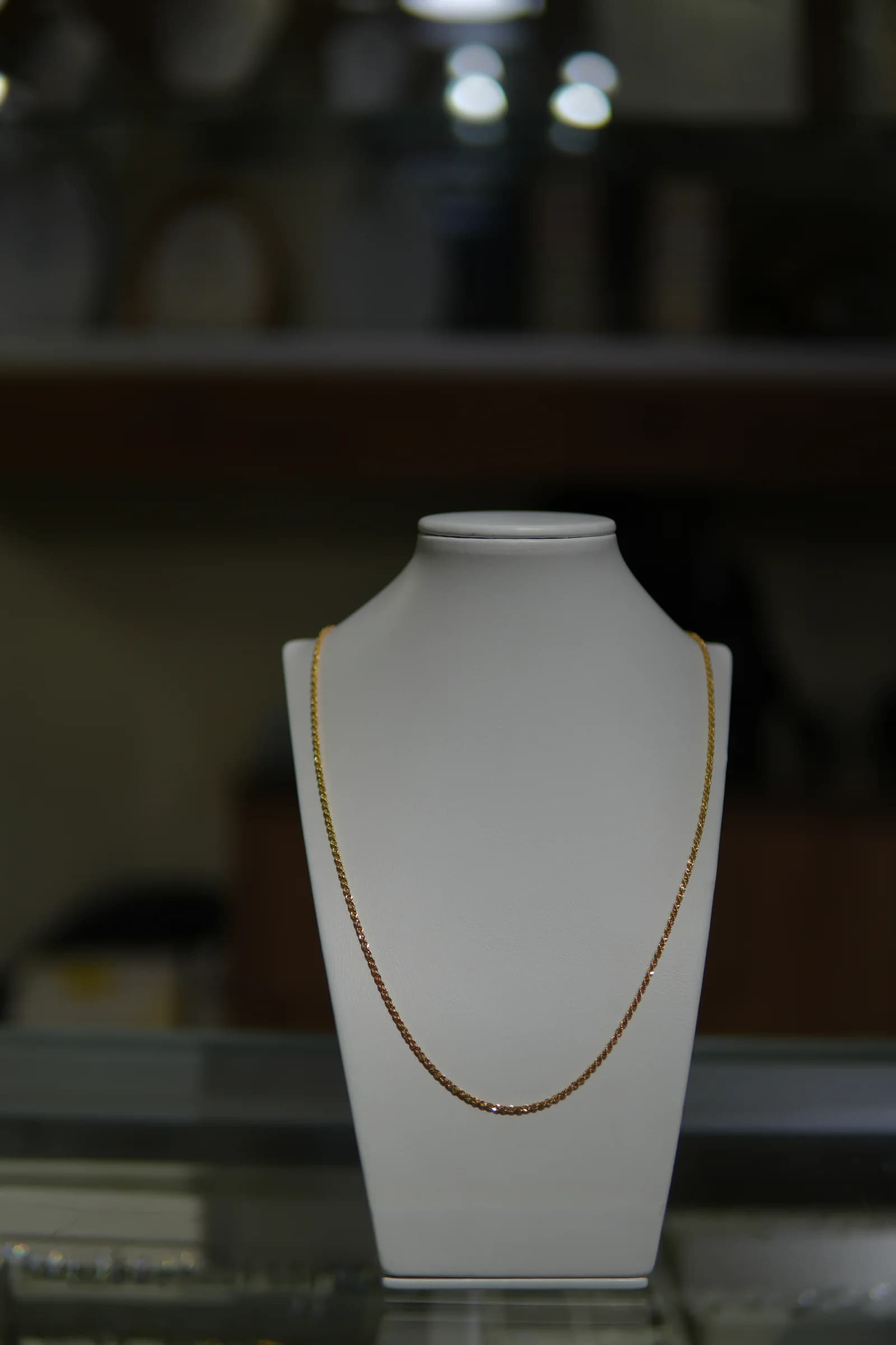 Cadena fina de línea clásica en oro amarillo 18k — vista 3