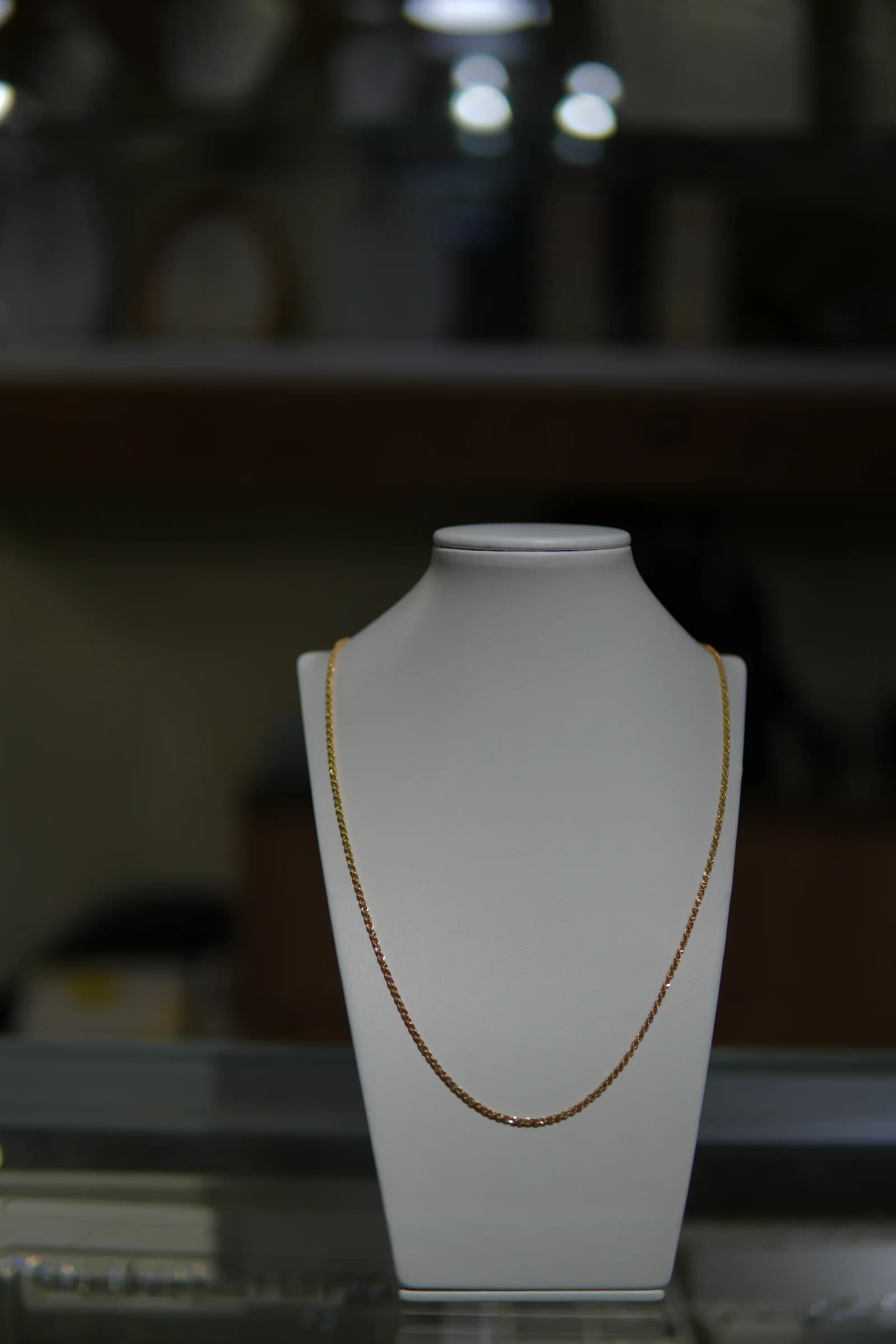 Cadena fina de línea clásica en oro amarillo 18k — vista 4