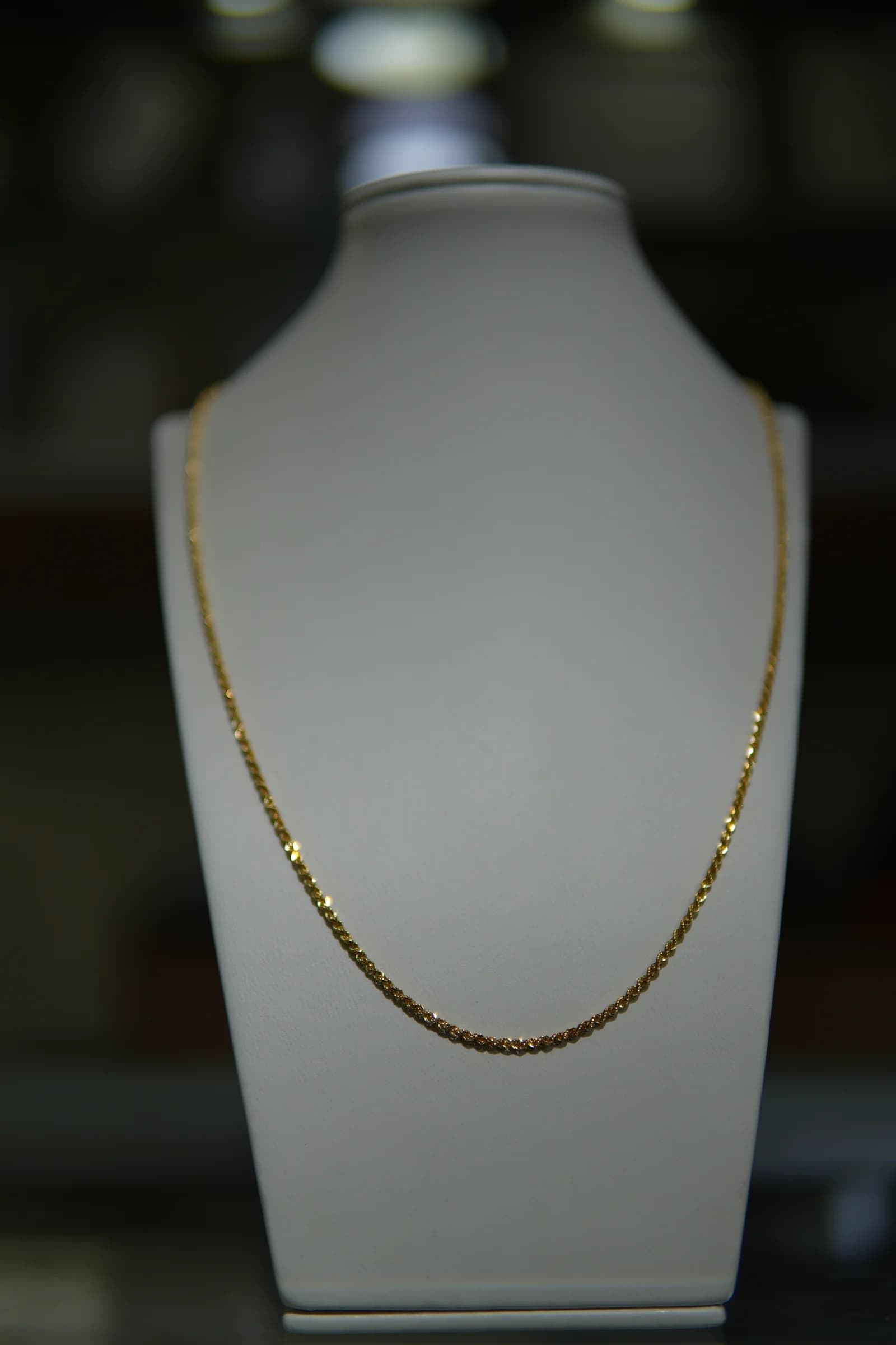 Cadena de perfil fino y textura suave en oro amarillo 18k — vista 1